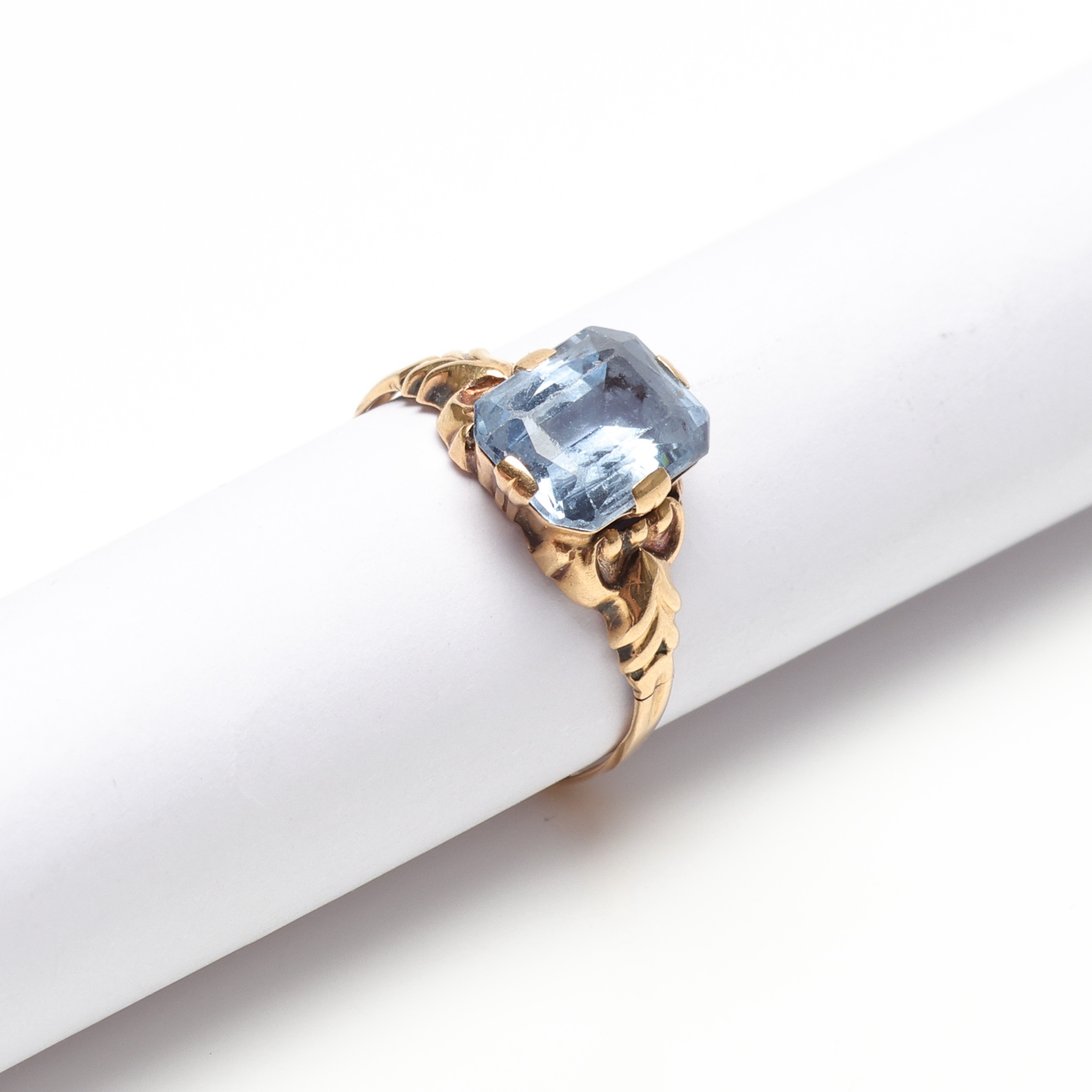 RING, 18K guld, med blå sten, vikt ca 1.5gram.