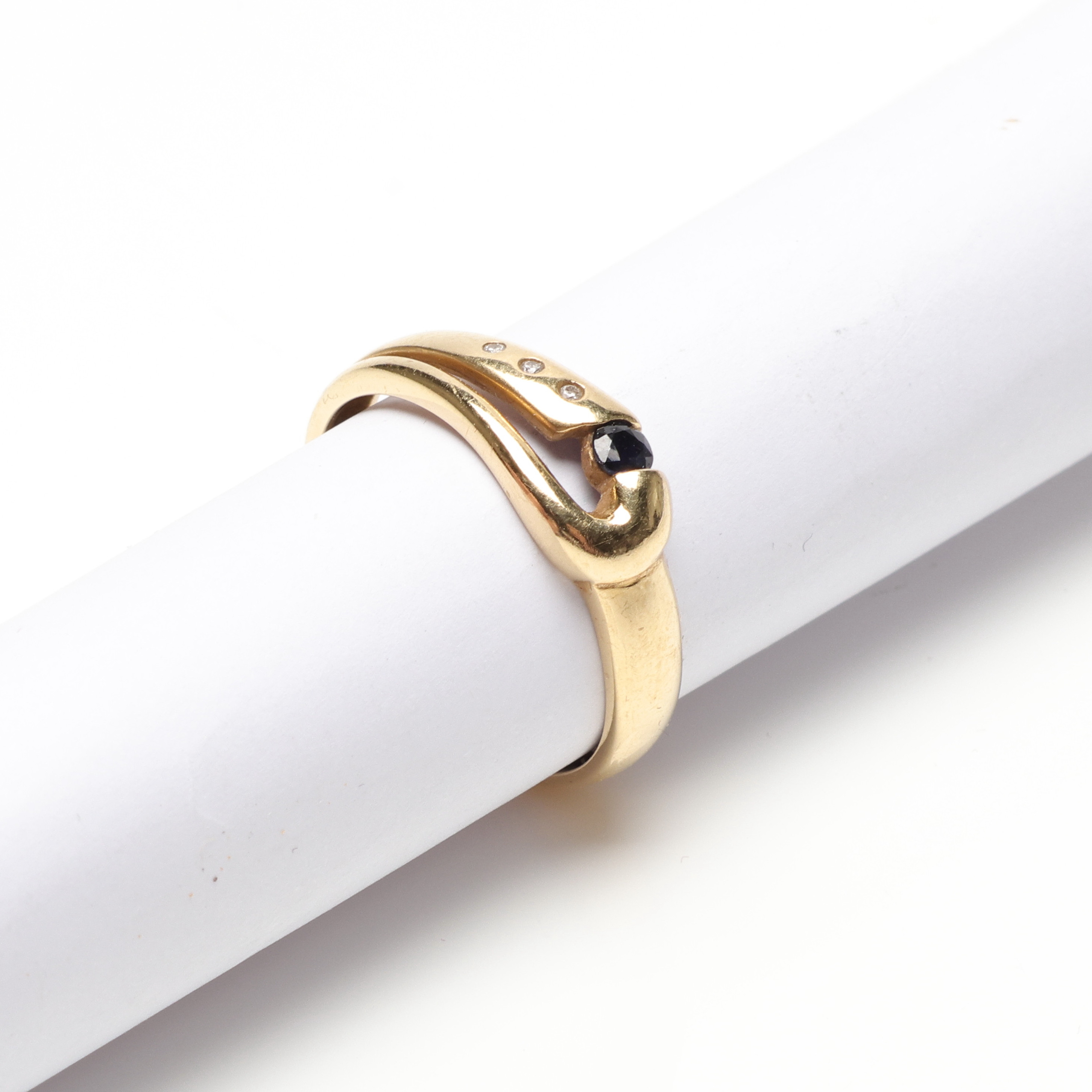 RING, 18K guld, med blå och vita stenar. vikt ca 3.5gram.
