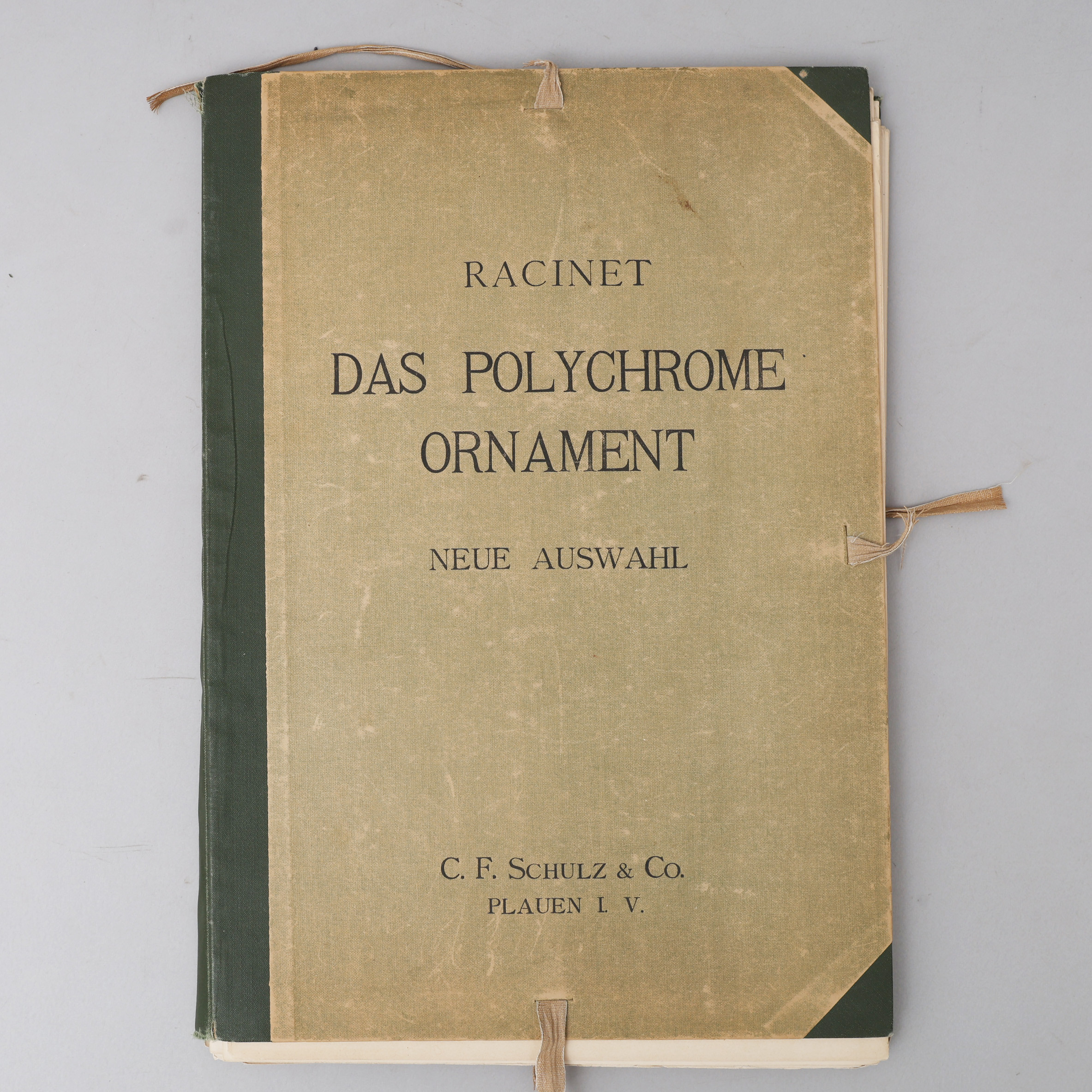 AUGUSTE RACINET'S DAS POLYCHROME ORNAMENT. NEUE AUSWAHL. 60 TAFELN IN CHROMOLITHOGRAPHIE. EINE DARSTELLUNG DER SCHÖNSTEN ORNAMENTFORMEN MED VACKRA KROMLITOGRAFERADE PLANSCHER.