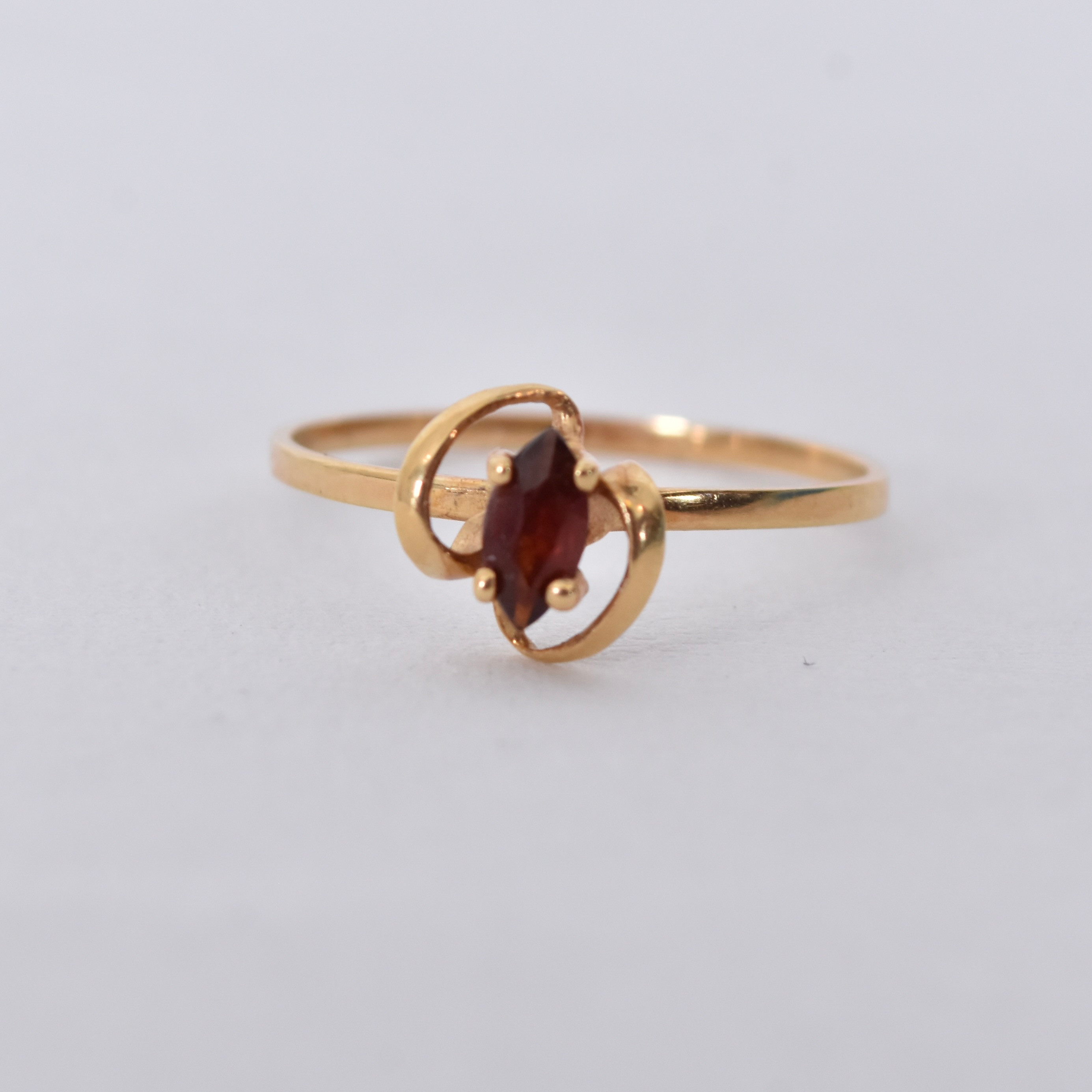 RING, med rubin, 18K.