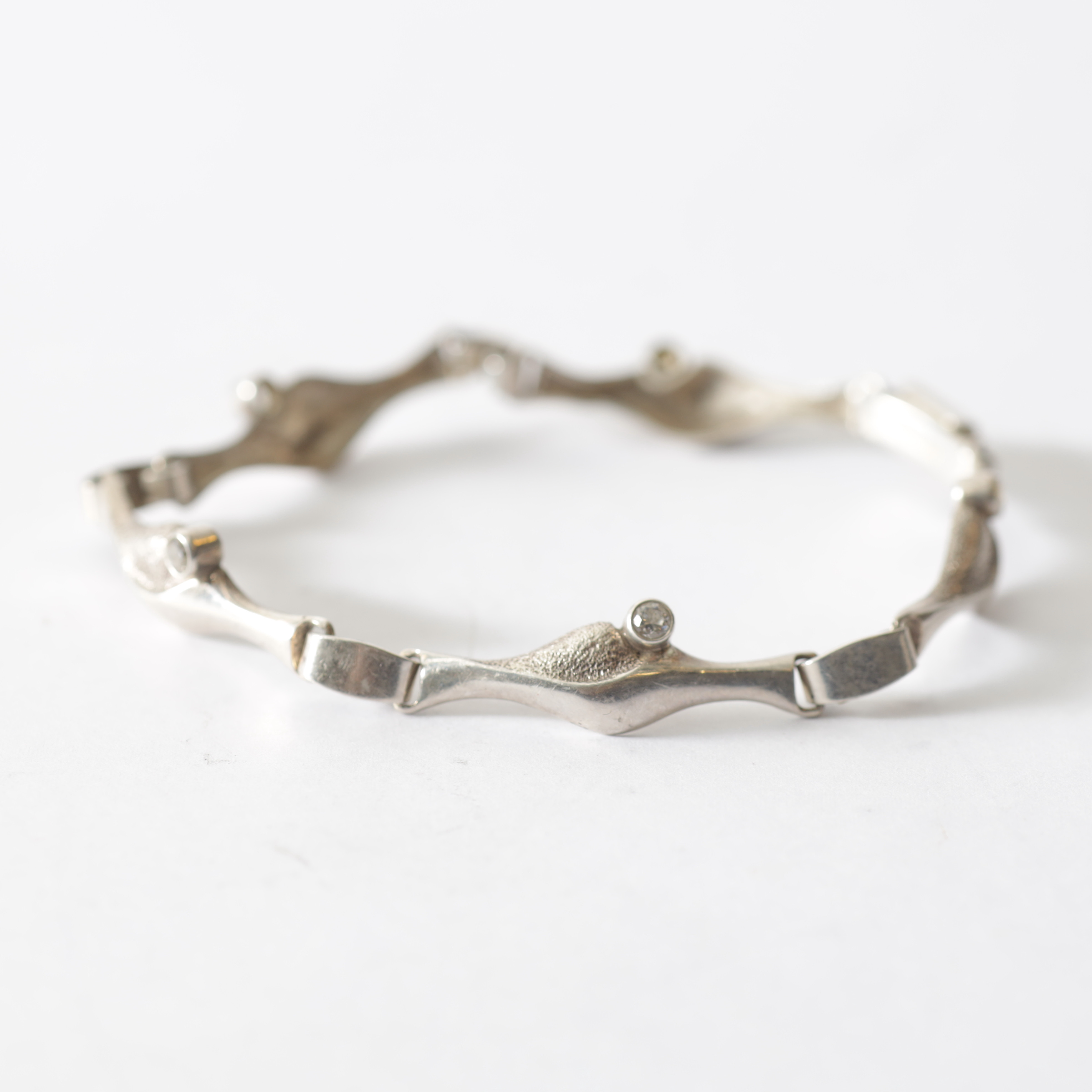 ARMBAND, sterlingsilver & stenar, Finland, 1988. Totalvikt ca 9,8 gram.
