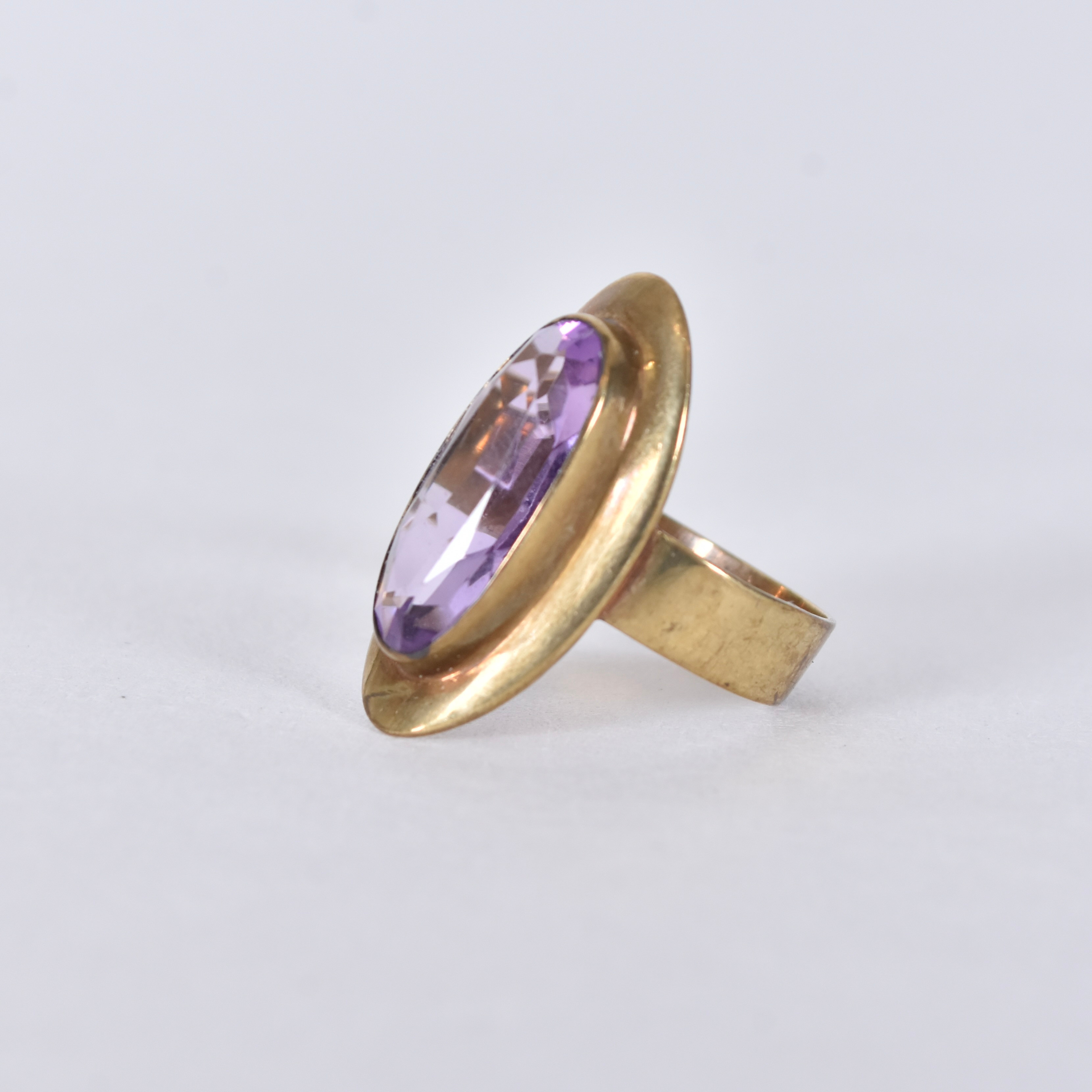 RING, med ametist, 8K.