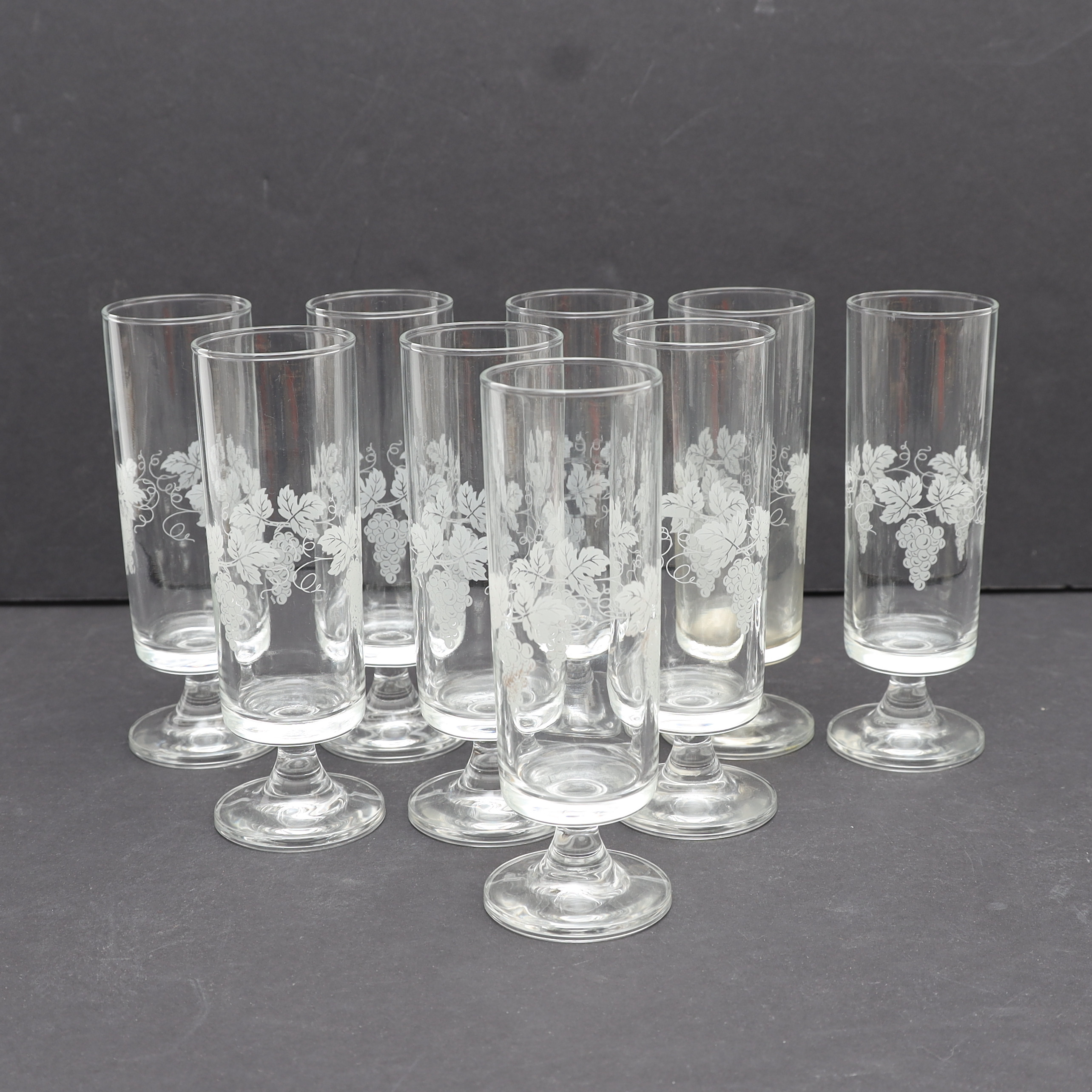 CHAMPAGNEGLAS, 9st, med etsad dekor av vinrankor.