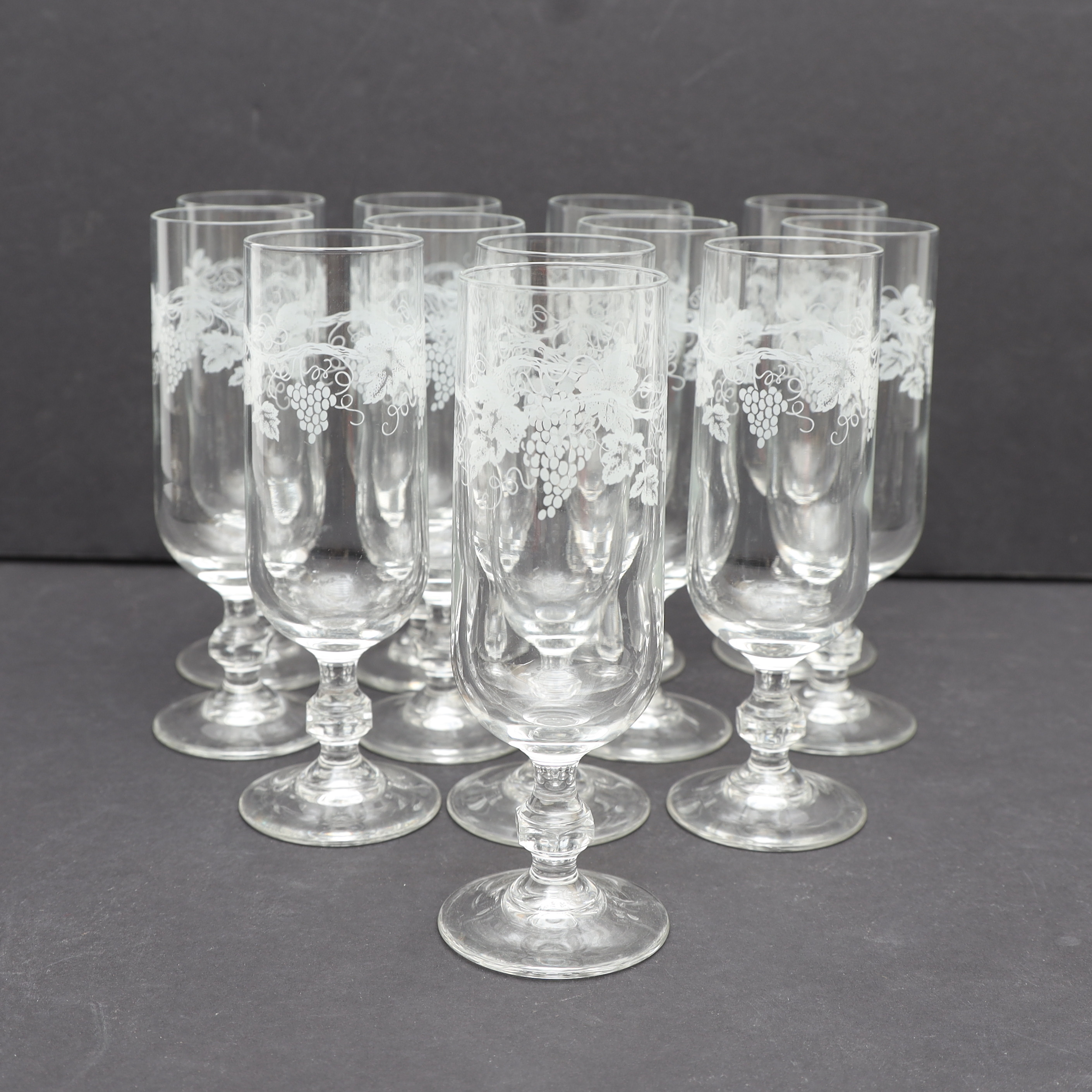 CHAMPAGNEGLAS 12st, med etsad dekor av vinrankor.