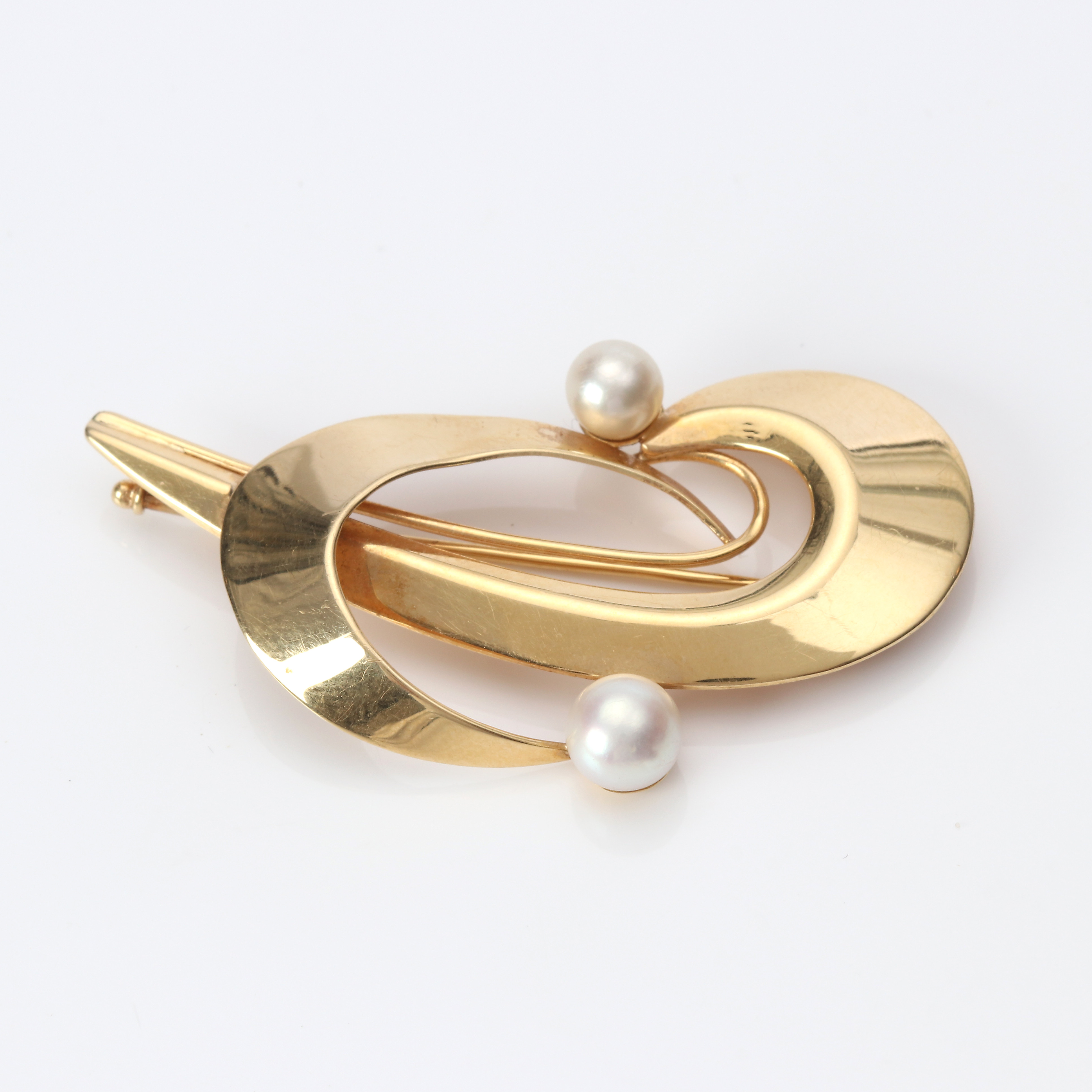 BROSCH. 14k guld med odlade pärlor, totalvikt ca 6,0 gram.