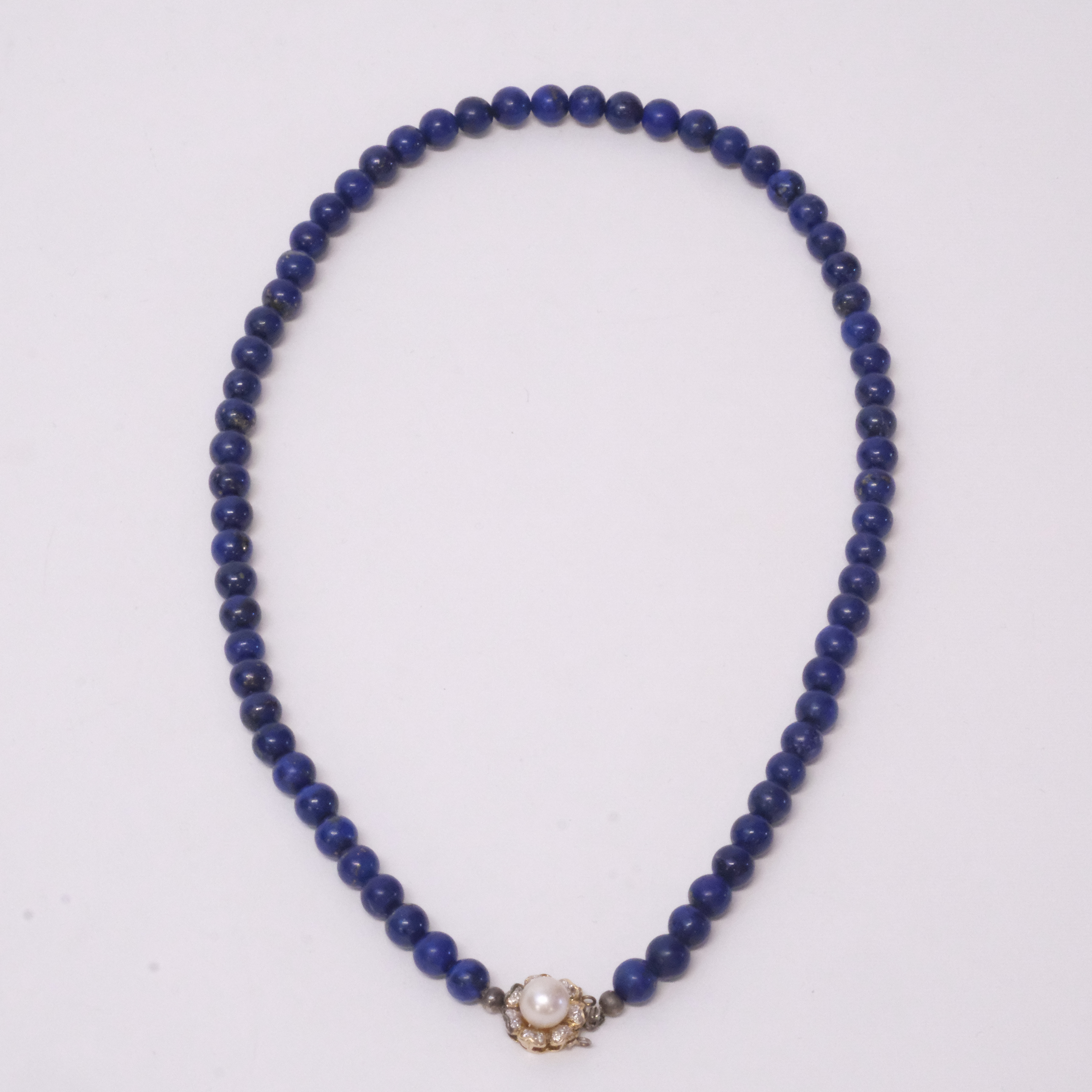 COLLIER, LAPIS LAZULI, LÅS I 14K GULD MED PÄRLA OCH SLIPADE STENAR.