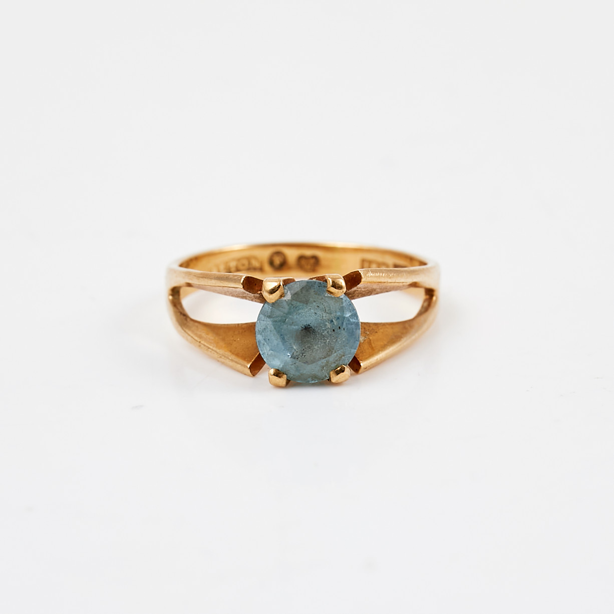 RING, 18 k guld, 1 fasettslipad syntetisk spinell, Alton Guldvaru Ab, Falköping, 1966.