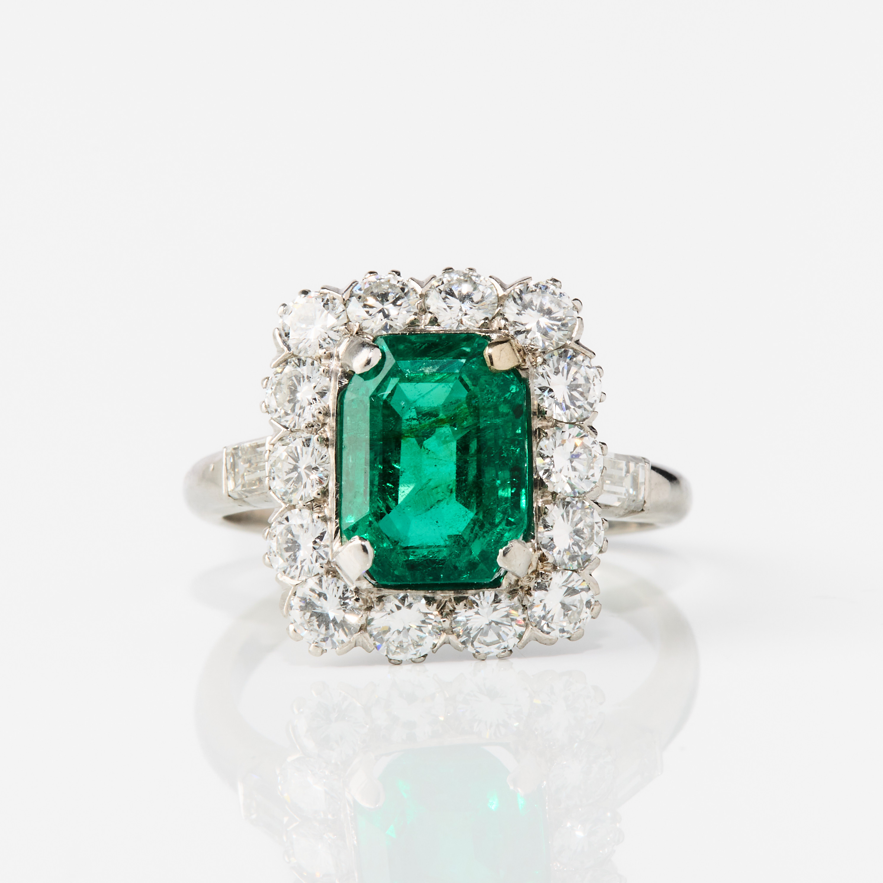 RING, 18K vitguld med en smaragd och diamanter.