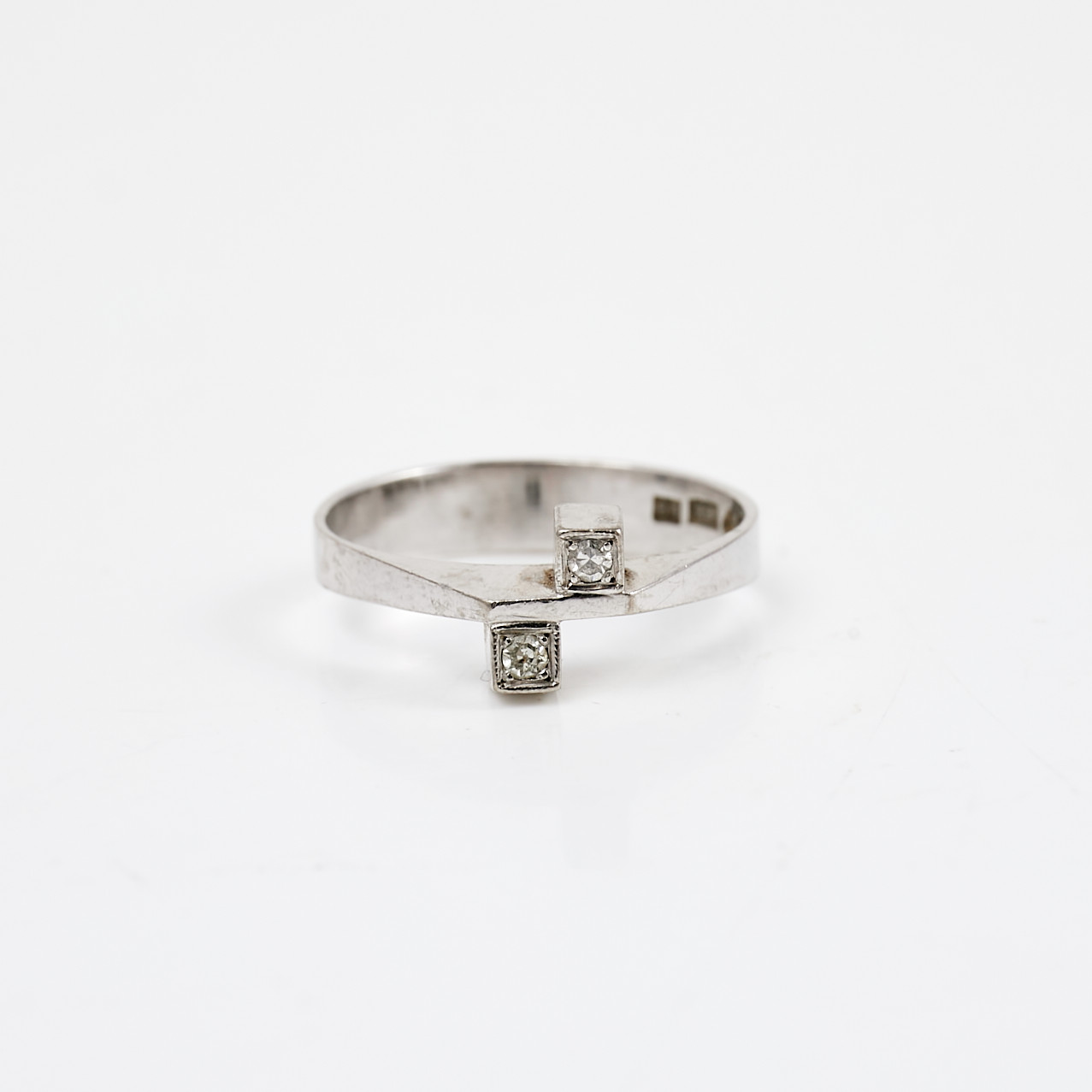 RING, 18 k vitguld, 2 åttkantslipade diamanter, totalt ca 0,06 ct enligt gravyr, Brofod Aktiebolaget, Falköping, 1964.