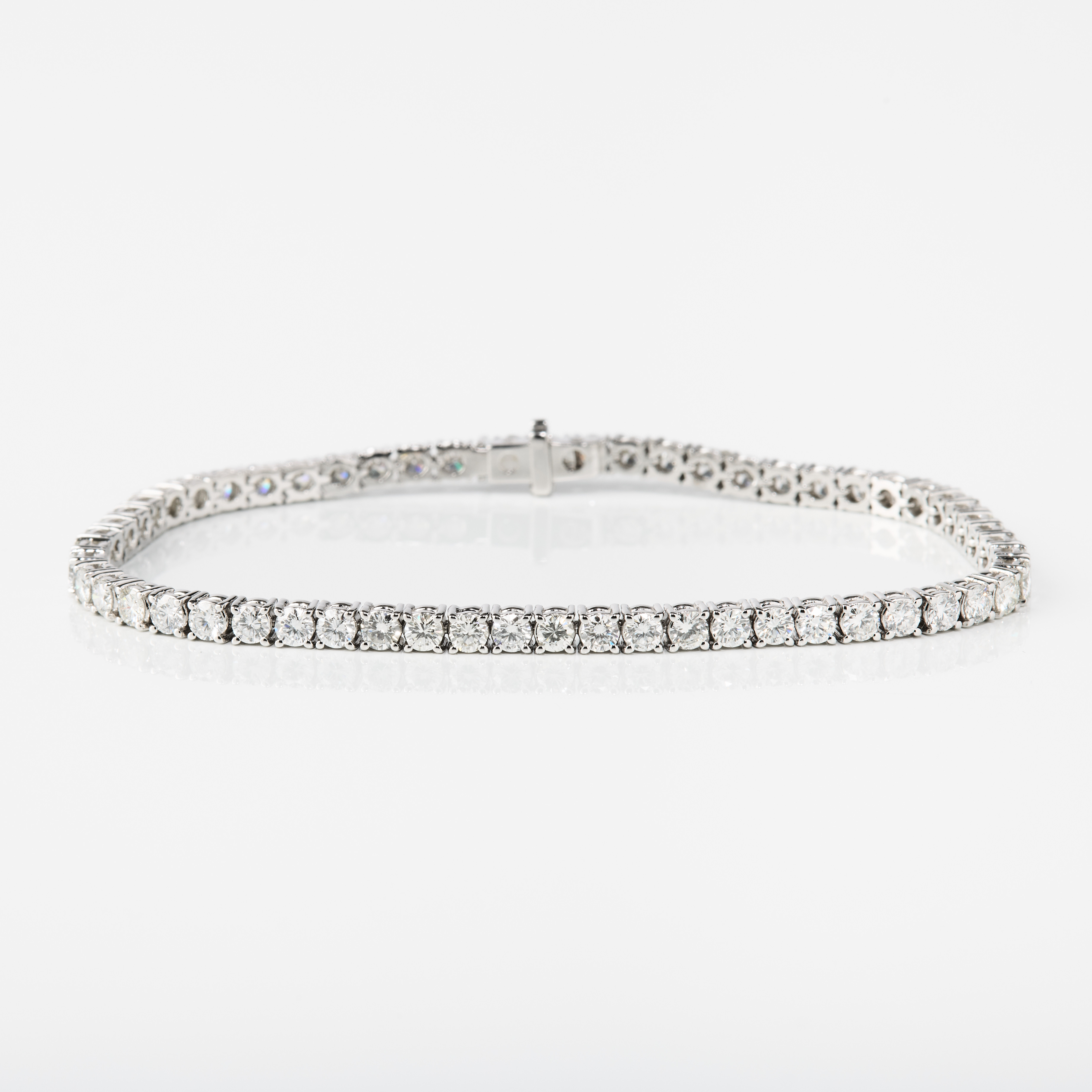 TENNISARMBAND, vitguld med diamanter.