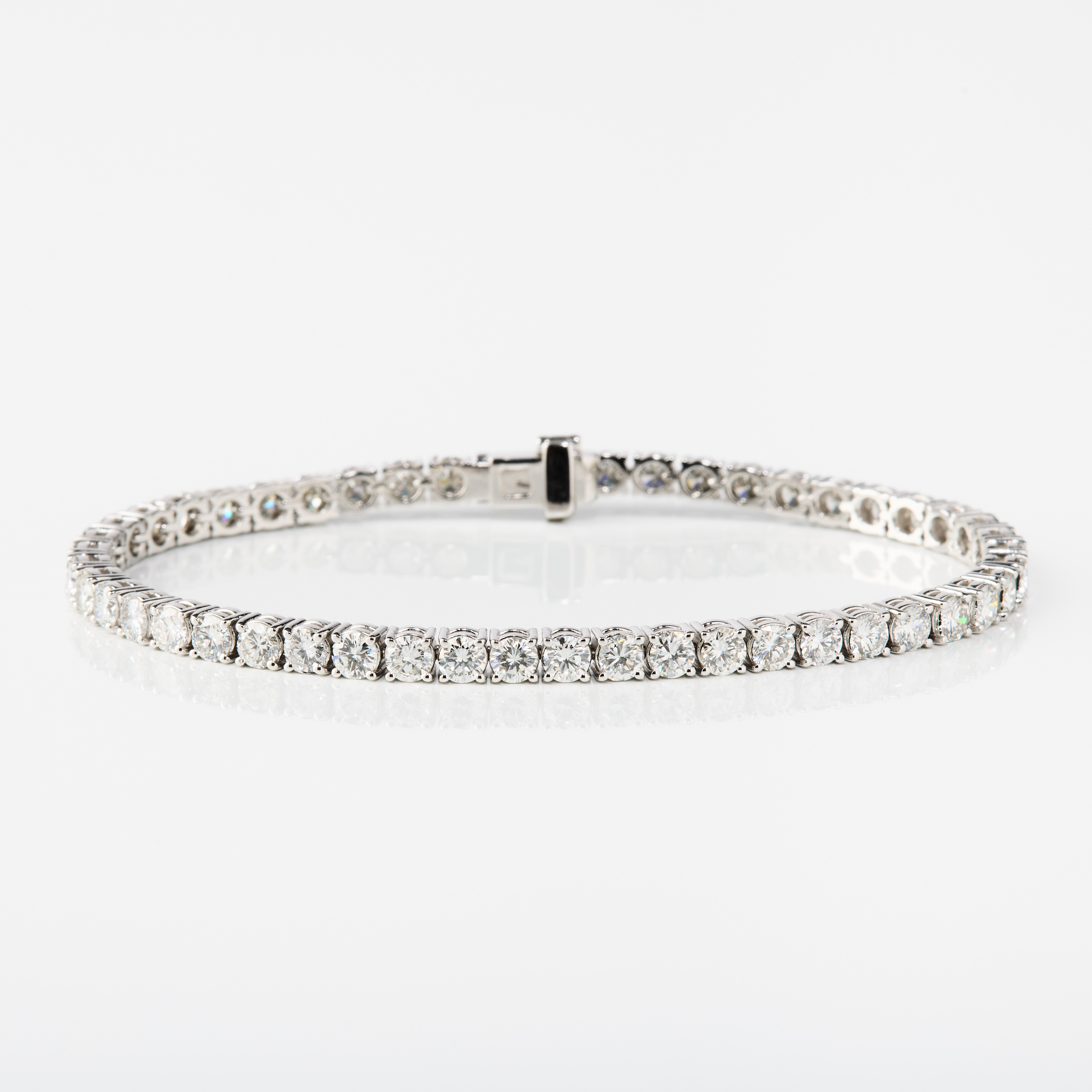 TENNISARMBAND, 18K vitguld med diamanter.