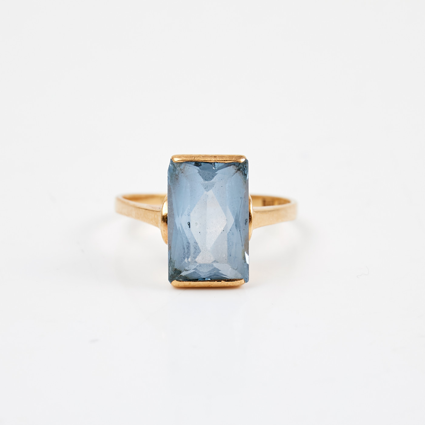 RING, 18 k guld, 1 saxslipad blå syntetisk spinell, svenska kontrollstämplar.
