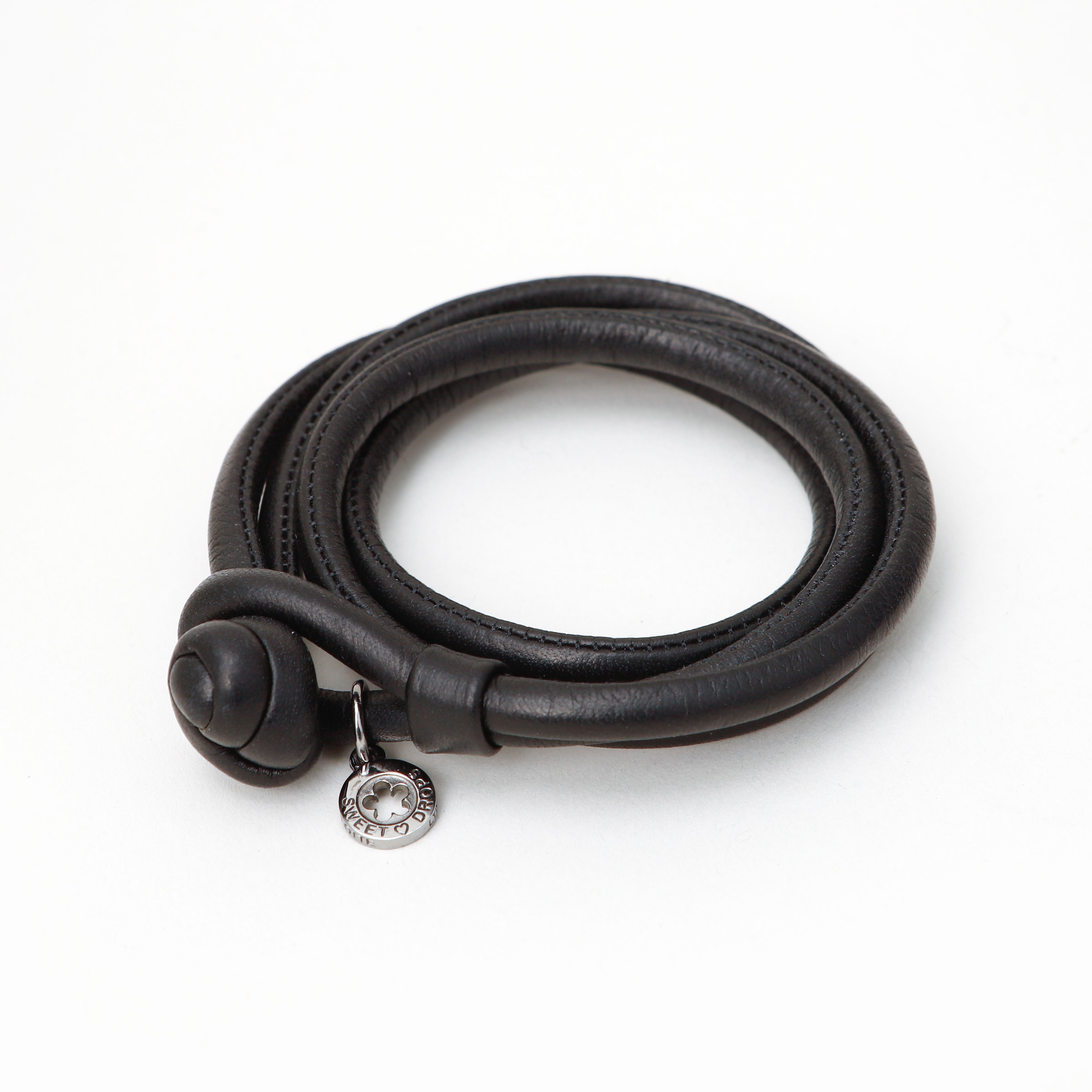 OLE LYNGGAARD. Armband "Sweet Drops" samt halskedja, silver, läder.