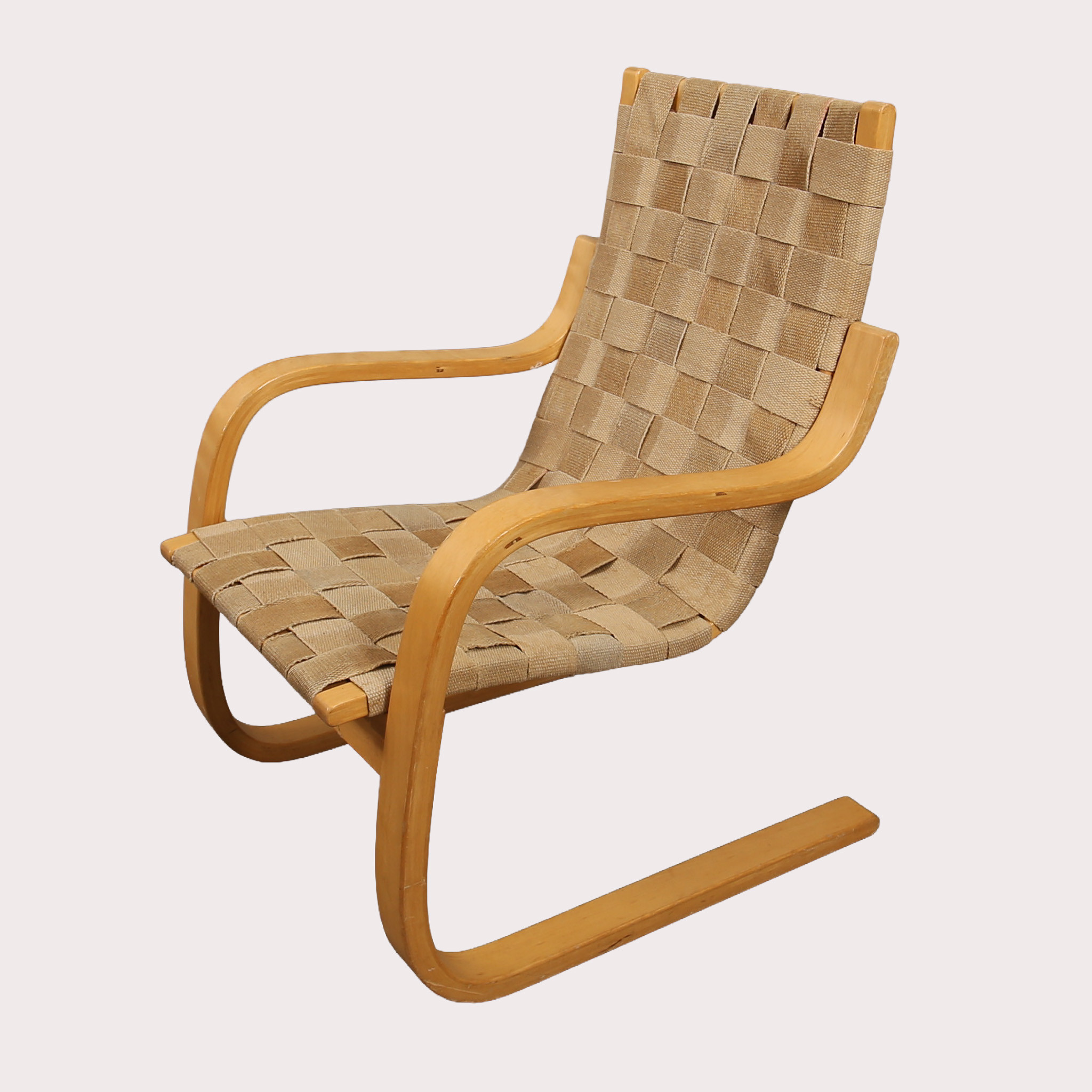 ALVAR AALTO. Fåtölj, modell 406, lackerad björk med sits i sadelgjord. Artek, Finland.