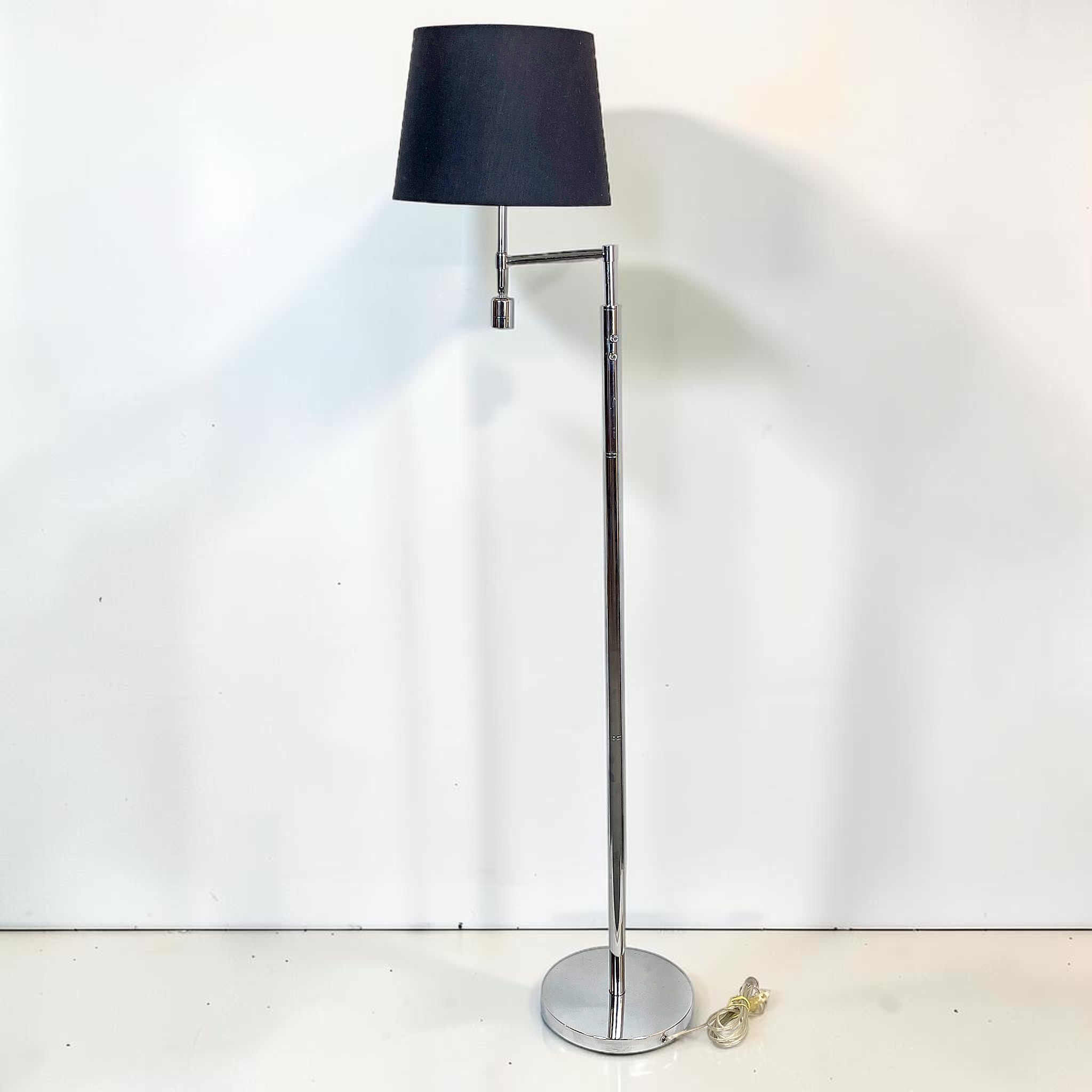 GOLVLAMPA, kromad metall med textilskärm, "Orlando", By Rydéns, Gnosjö.
