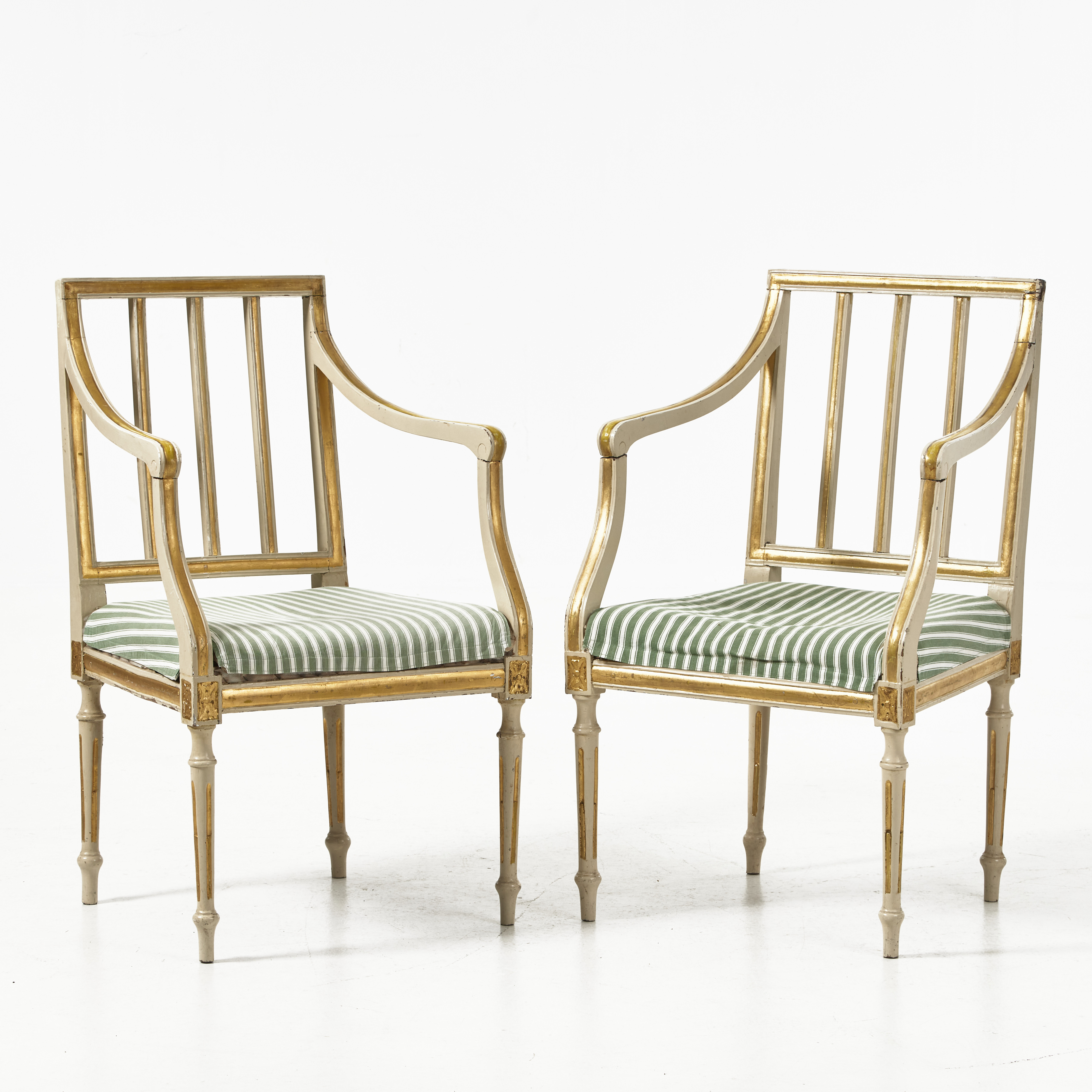 KARMSTOLAR, ett par, sengustaviansk stil, skuren och bemålad dekor, 1800-tal.