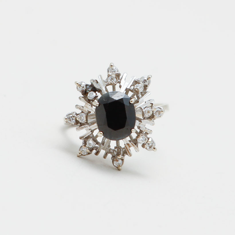 RING, 18k vitguld, ovalslipad safir, diamanter, vikt ca 3,7 gram.