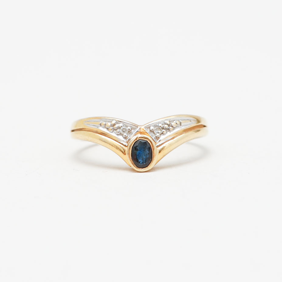 RING, 18k guld, ovalslipad safir, diamanter, vikt ca 2,4 gram.