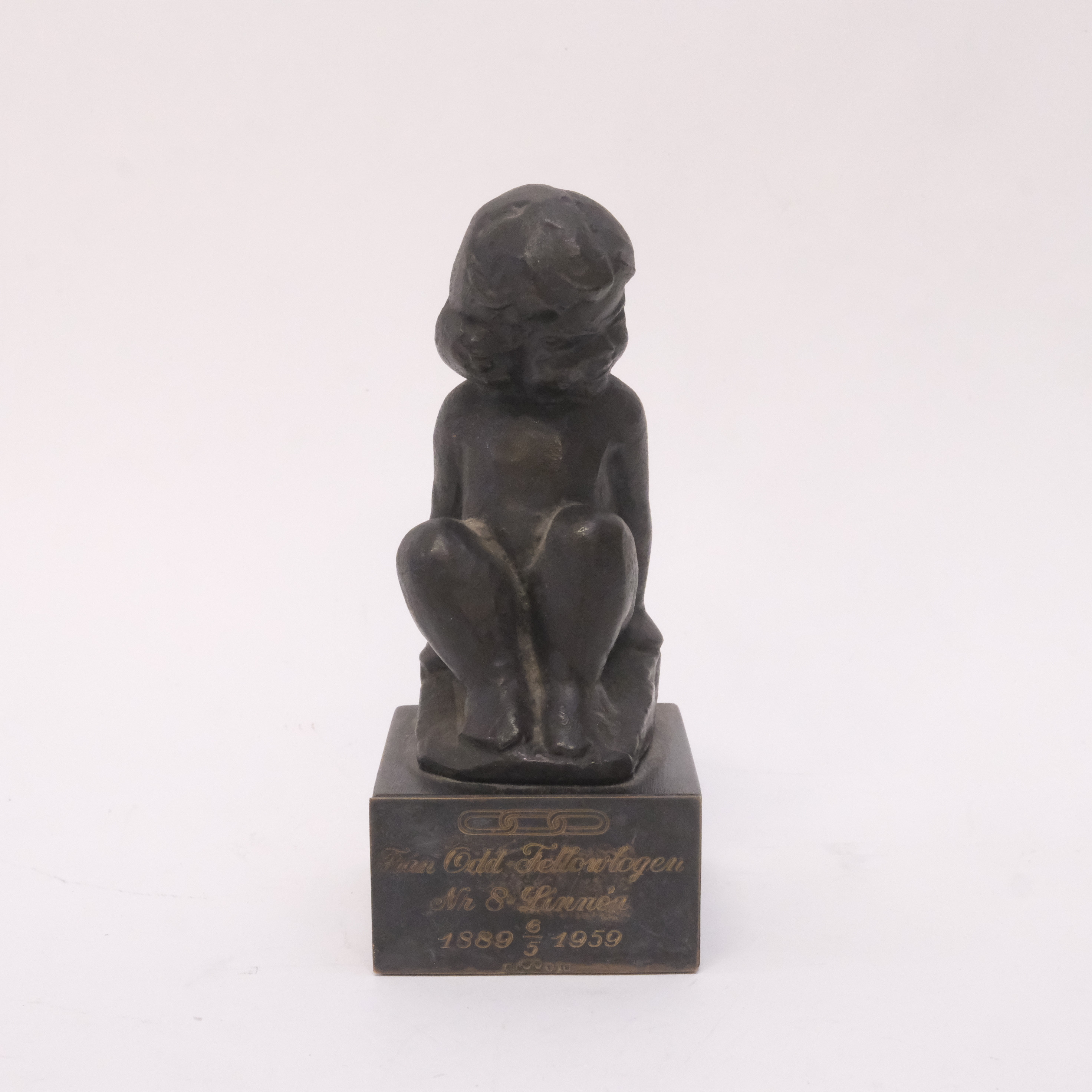 CARL EINAR BORGSTRÖM. SKULPTUR, SITTANDE FLICKA, MÖRKPATINERAD BRONS.