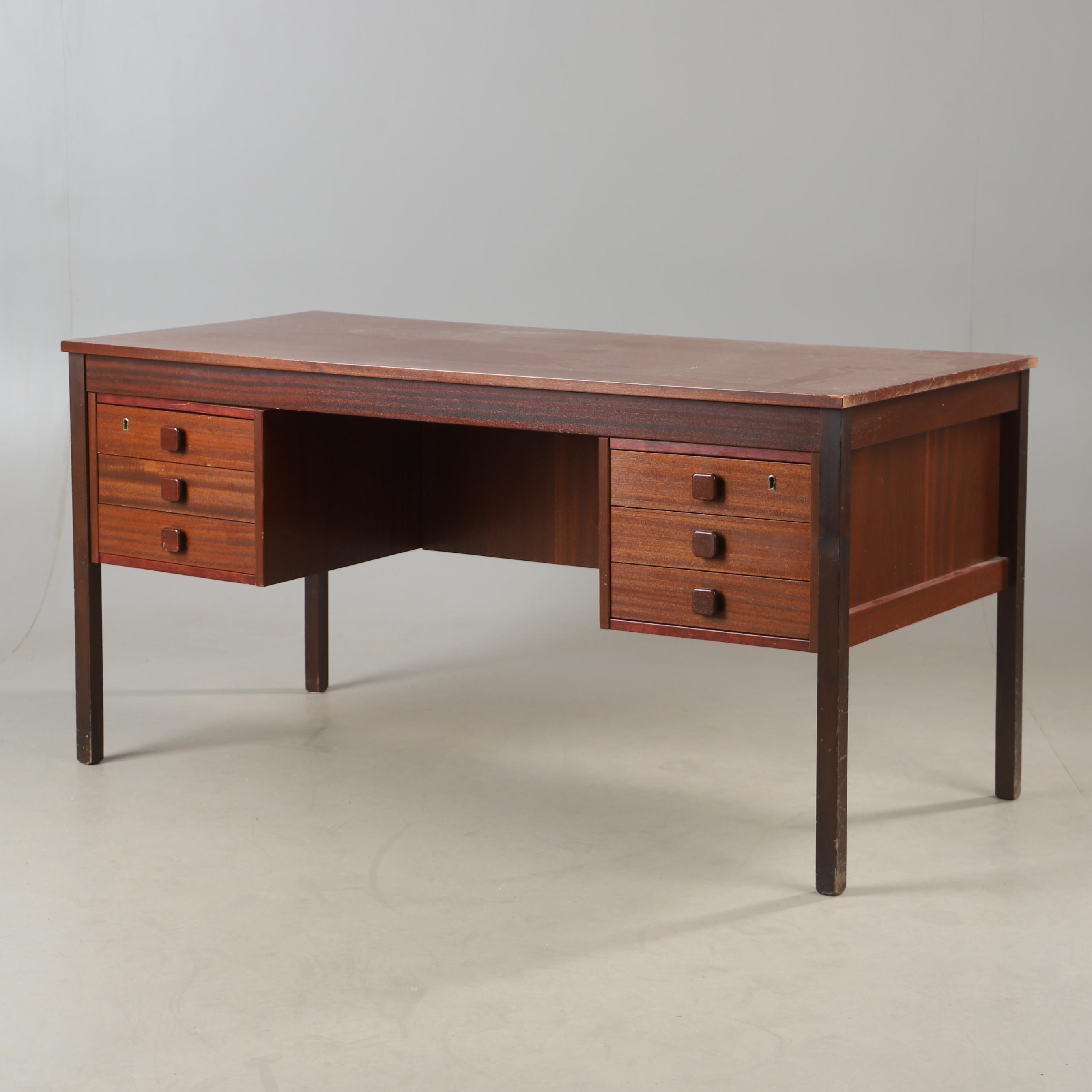 SKRIVBORD, mahogny, Domino møbler. Danmark, 1900-talets andra hälft.