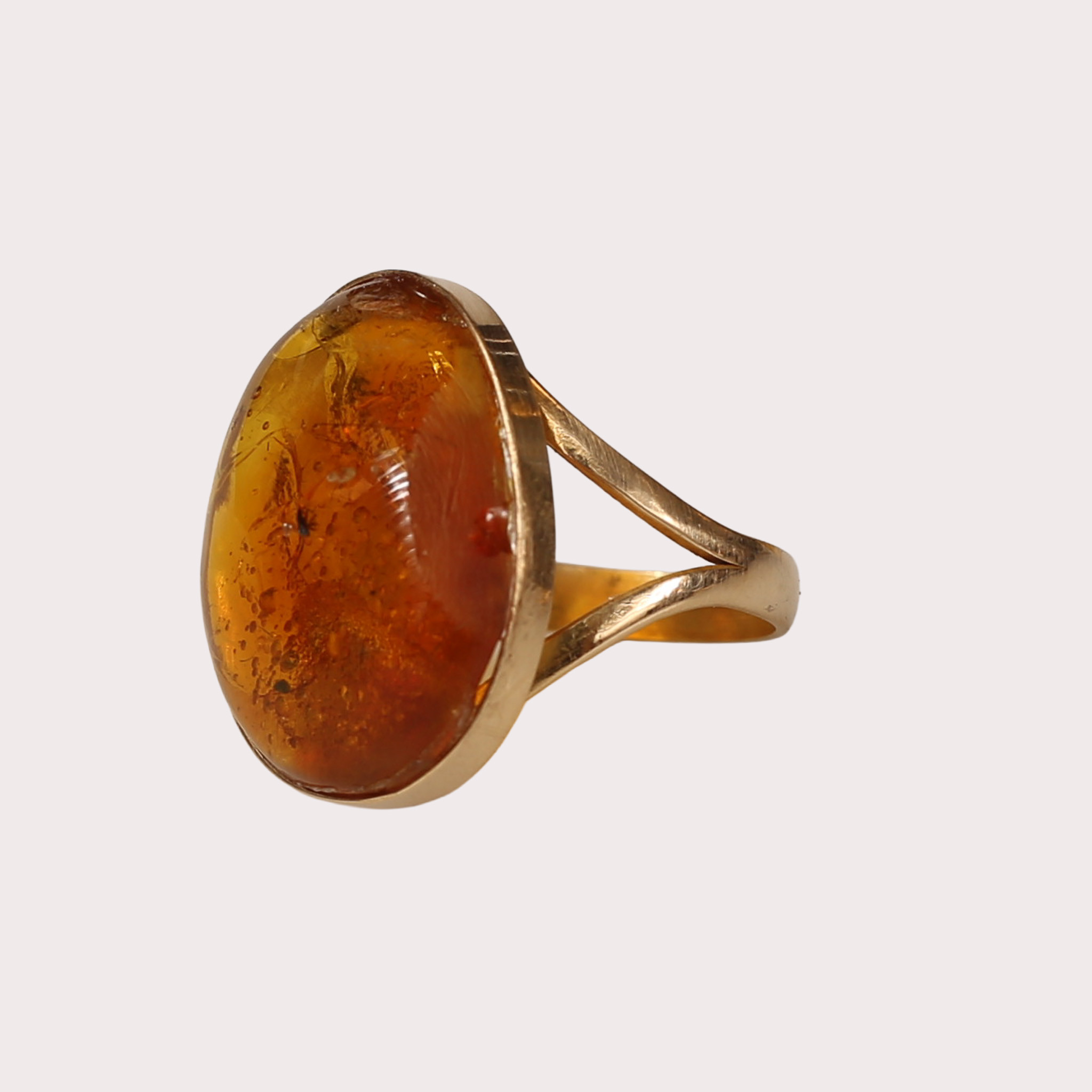 RING MED BÄRNSTEN, INNEHÅLLANDE INSEKT. 14k guld.