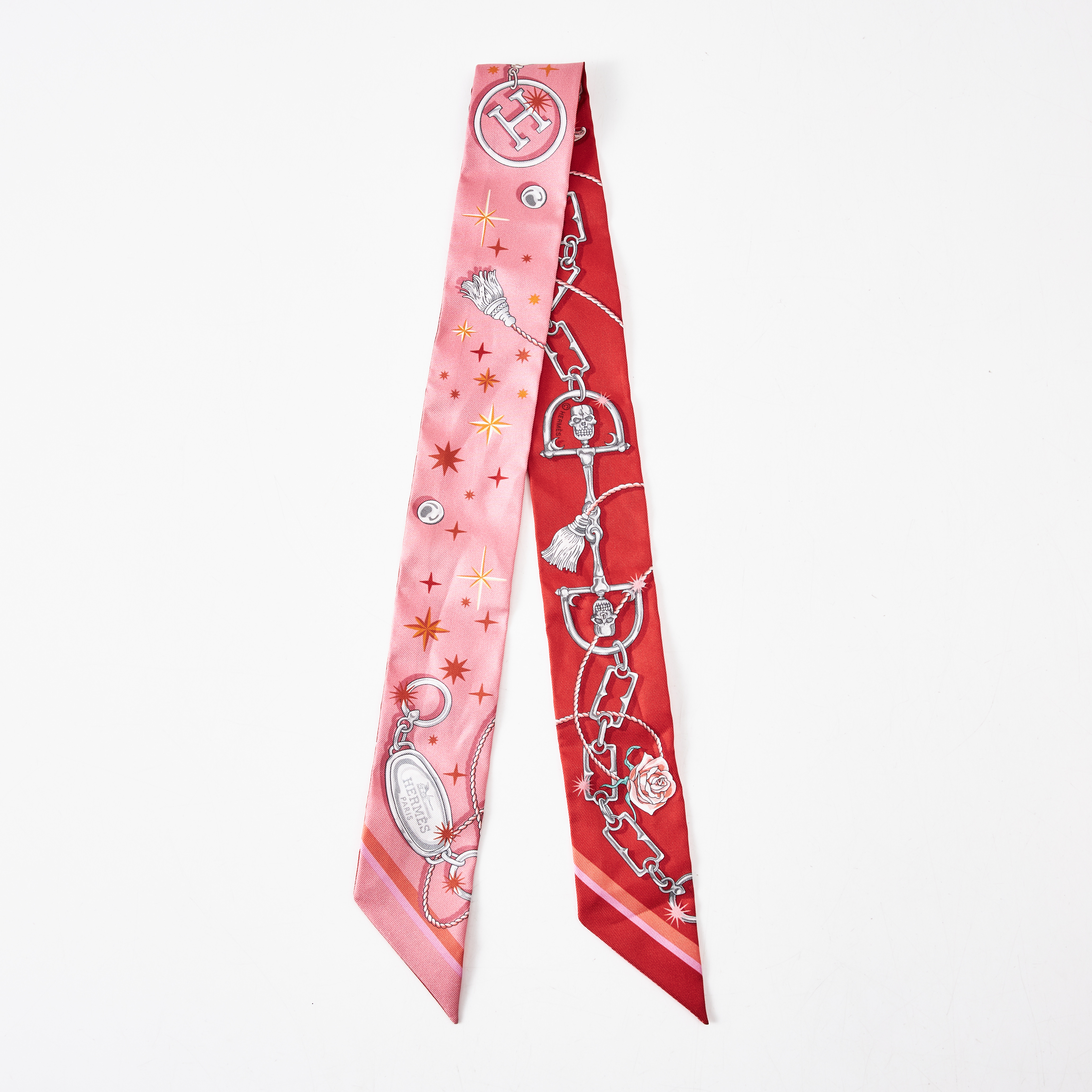 HERMÈS, "Cést la Fete", Twilly, siden, motiv med stjärnor, hästskor och kedjor på rosa och röd bottenfärg, design Daiske Nomura.