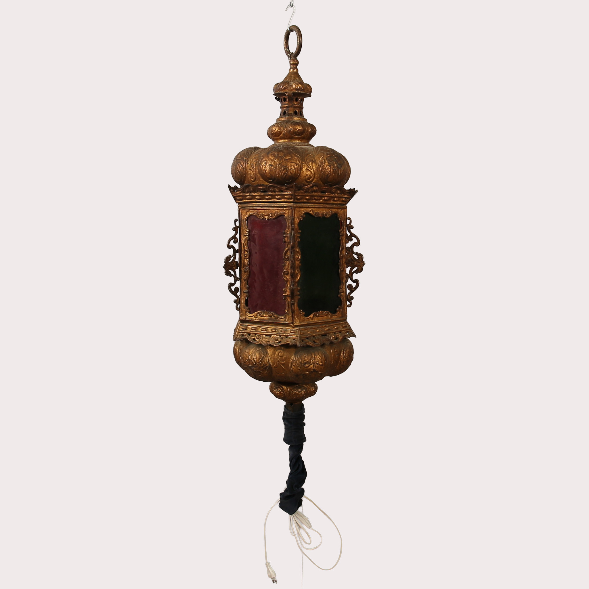 STOR LYKTA, mässing och koppar. Bronsering, röda och gröna glas. Venetiansk form. 1900-talets tredje fjärdedel, eller tidigare.
