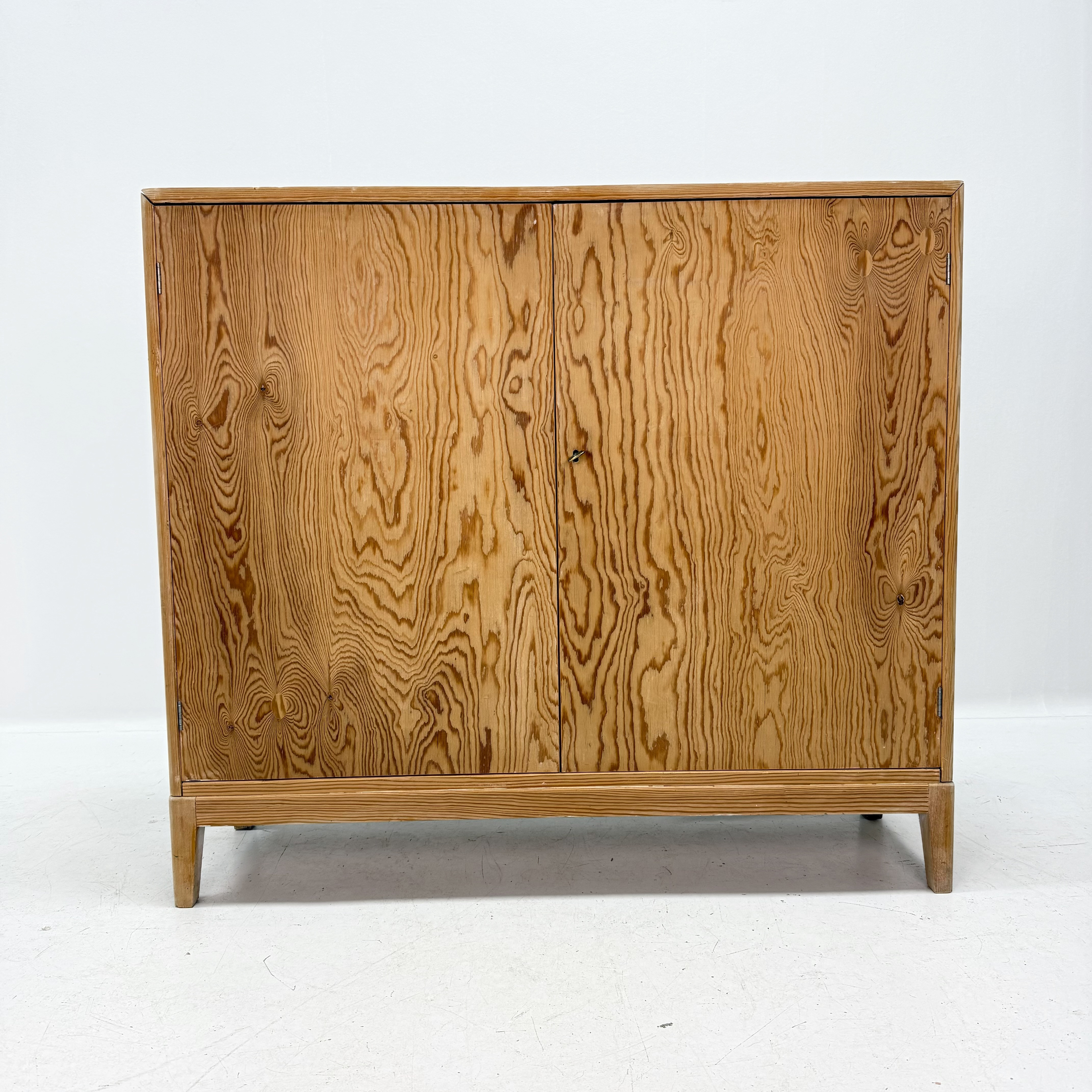 GOLVSKÅP - Furu,plywood 1900-talets mitt.