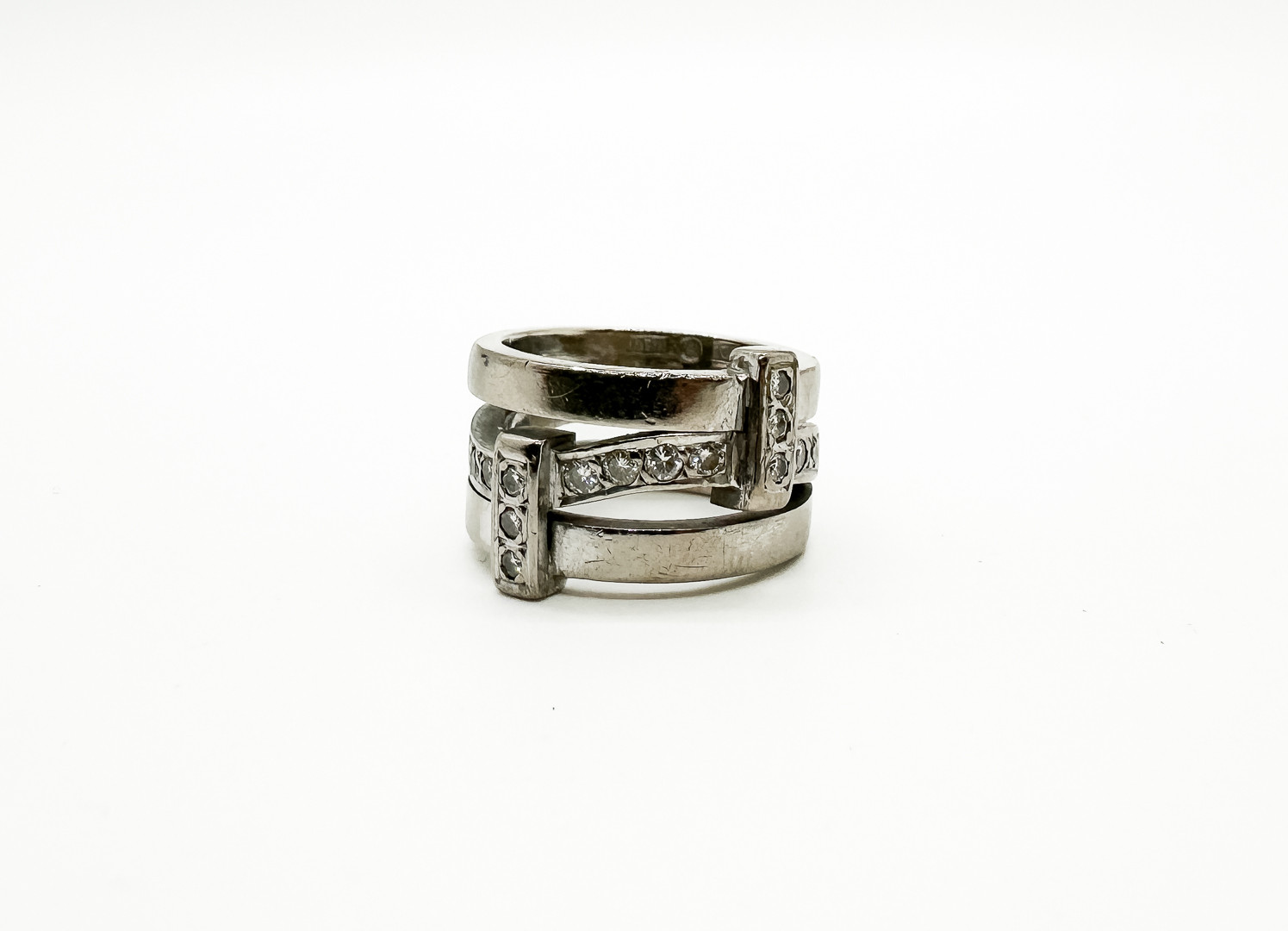RING, 18k Vitguld, 14 små diamanter.