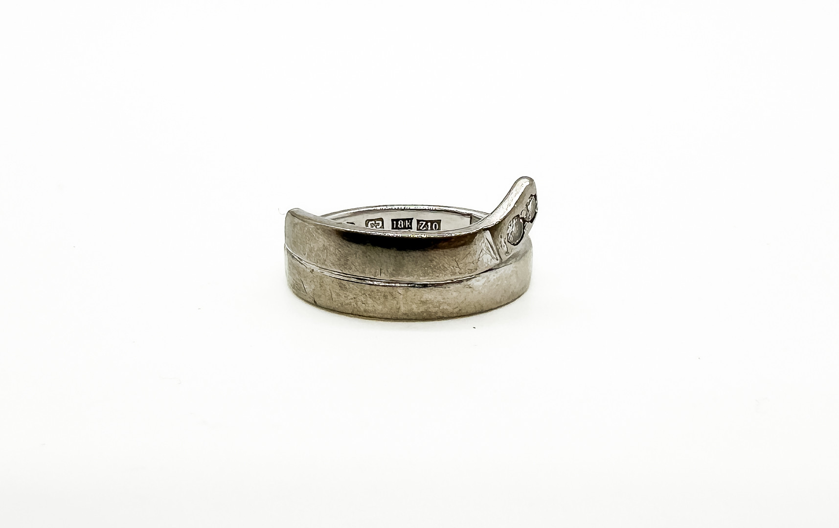 RING, 18k Vitguld, 2 små diamanter.