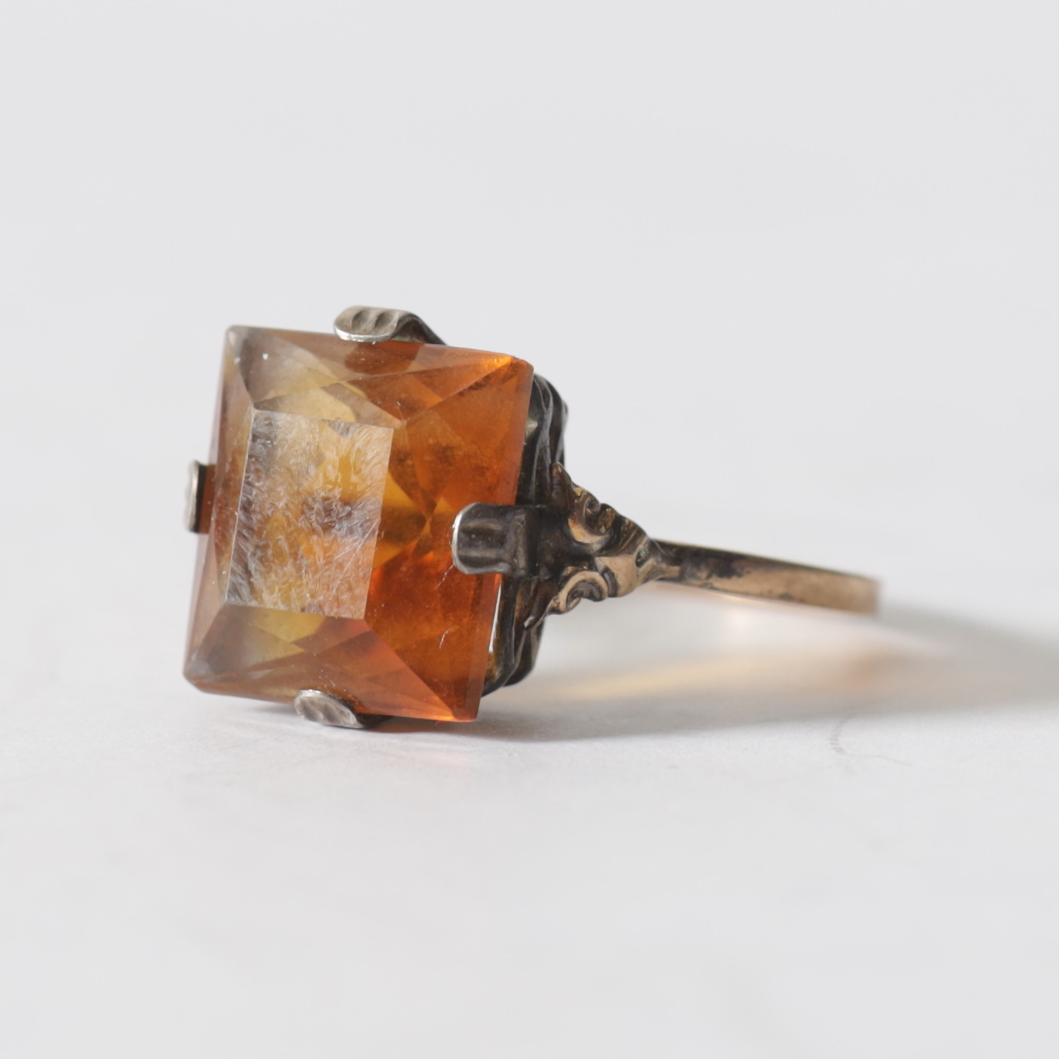 RING, 18K guld med sten, Joh. Petterssons Eftr. Juvelerar A.B., Stockholm, 1945. Totalvikt ca 2,6 gram.