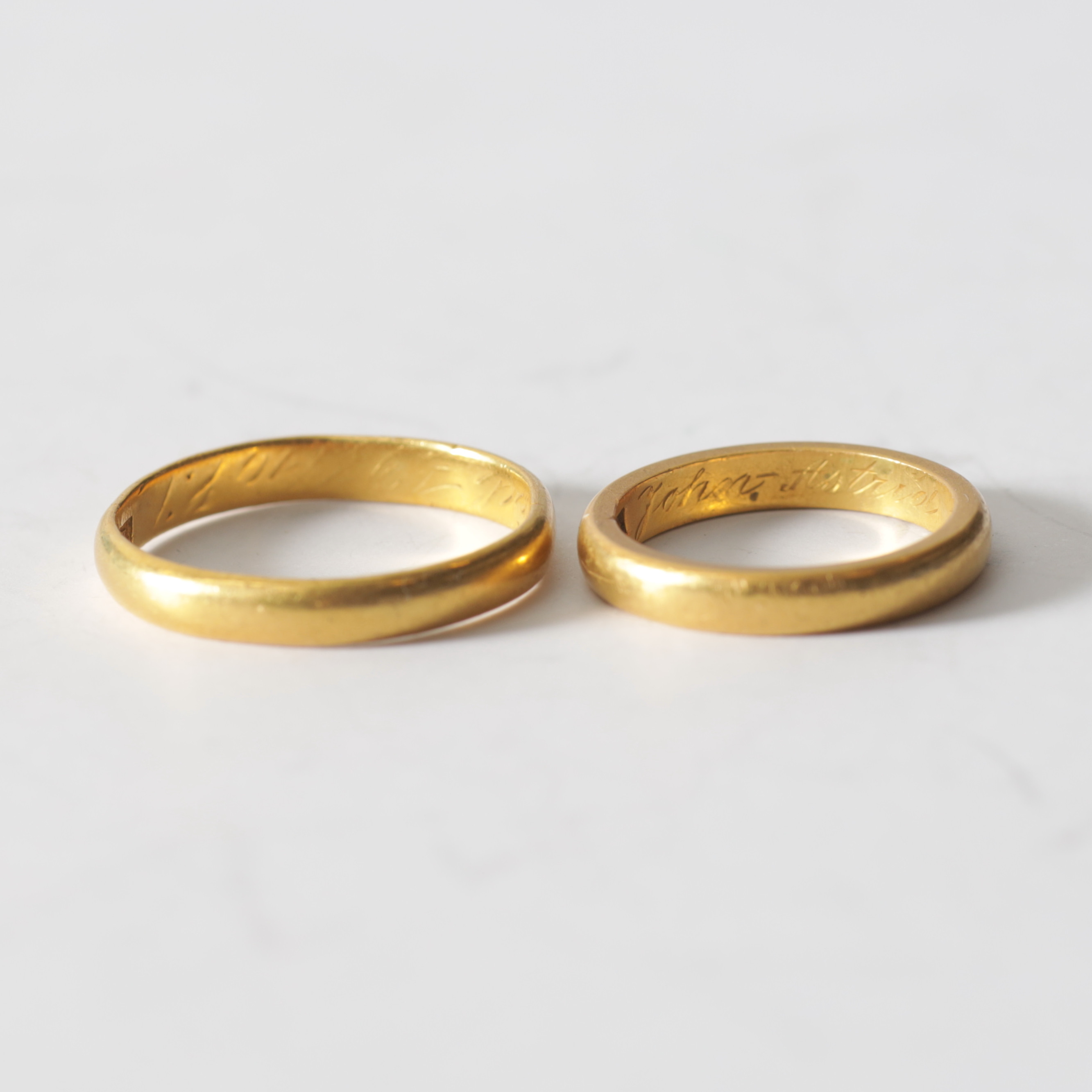 RINGAR, 2 st, 23K guld. Totalvikt ca 10,3 gram.