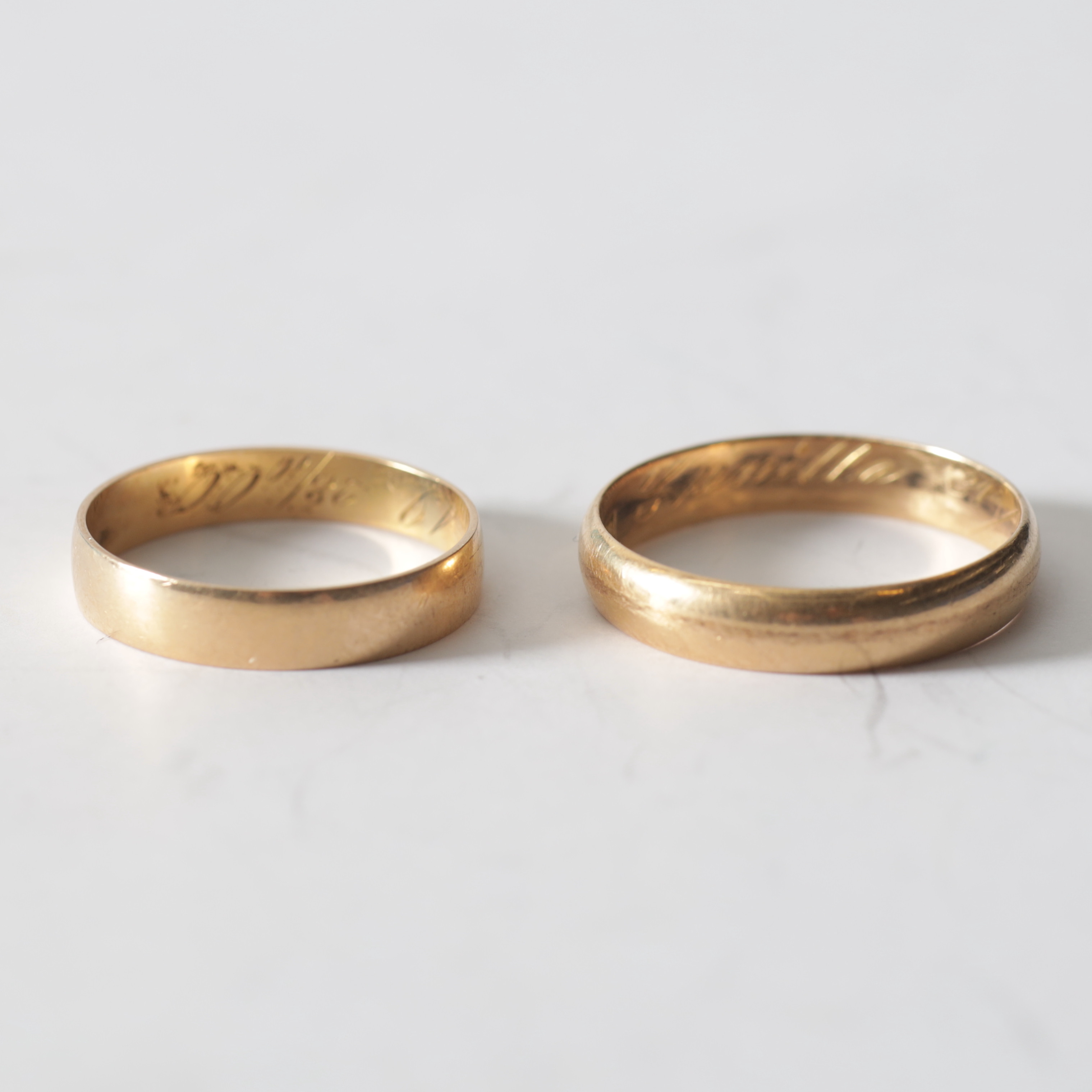 RINGAR, 2 st, 18K guld. Totalvikt ca 6,1 gram.