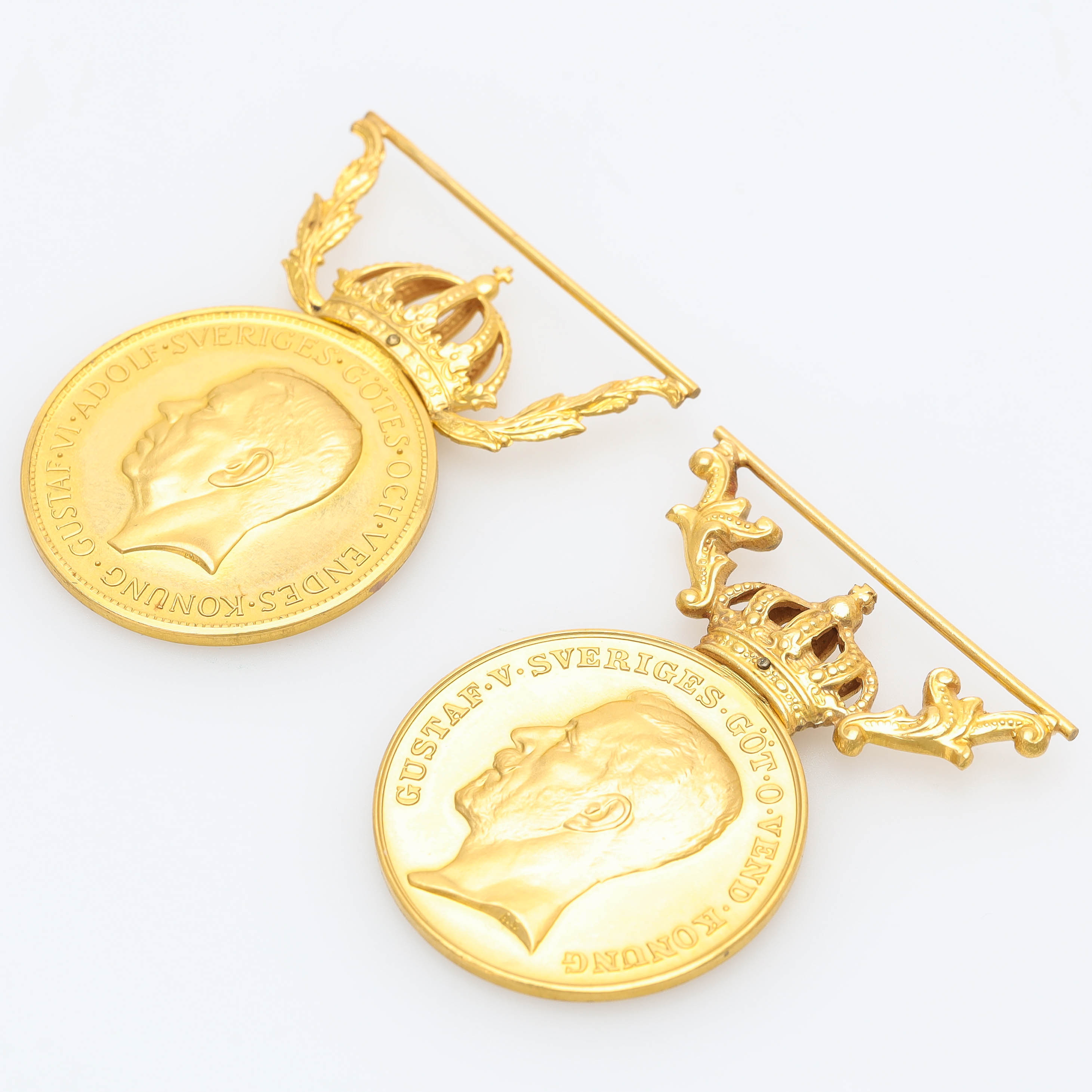 FÖRTJÄNSTMEDALJER. 2 st. 18/23 k guld. "För nit och redlighet i rikets tjänst" 1962 samt 1948.
