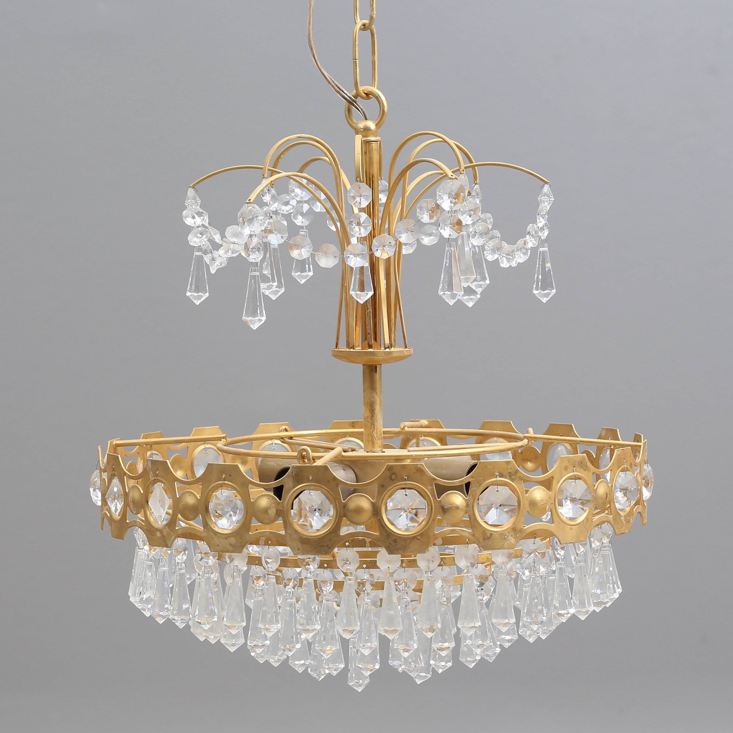 TAKLAMPA, prismor/ gulmetall, omkring 1900-talets mitt.