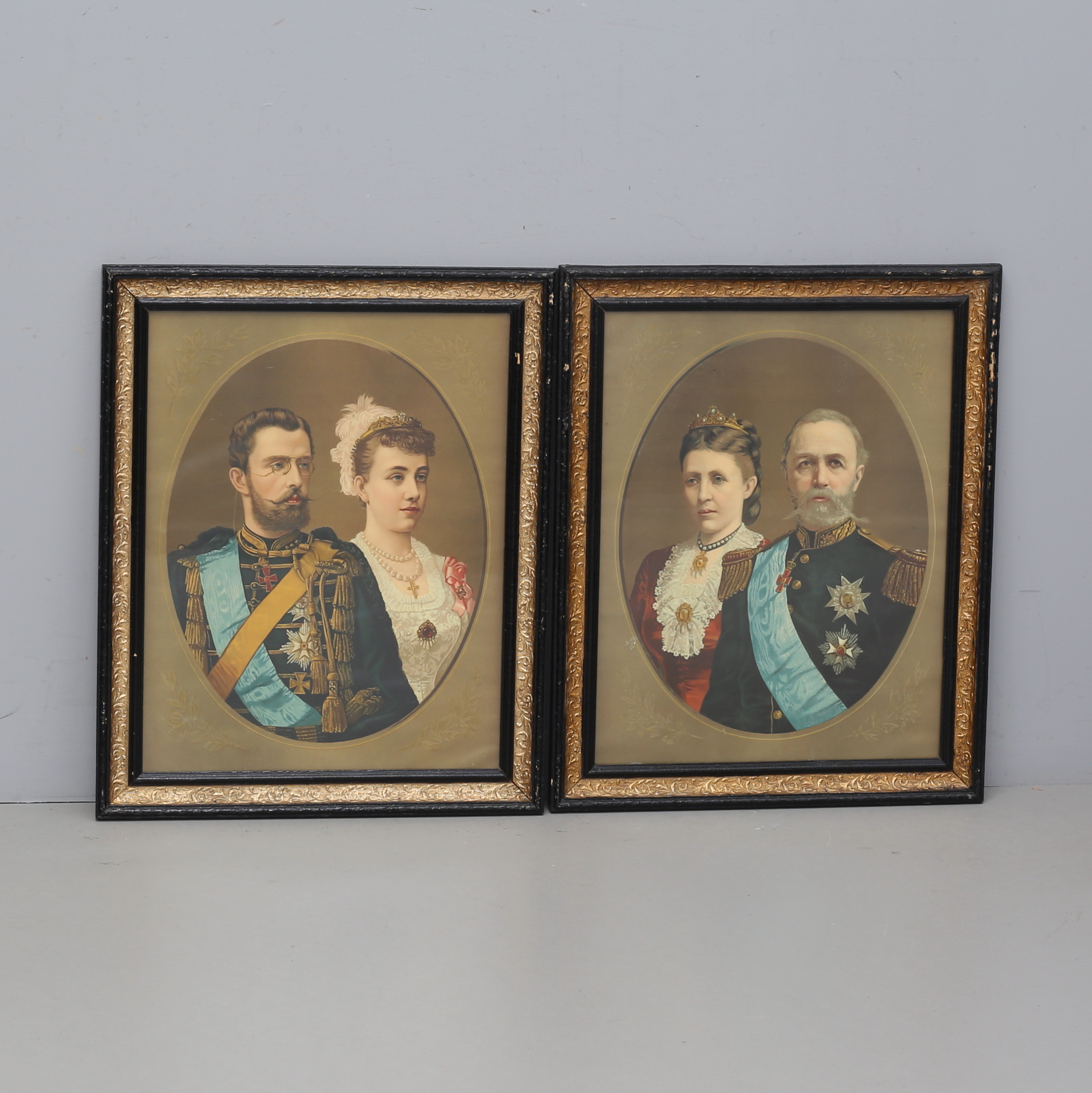 REGENTPORTRÄTT, 2 st oljetryck, kung Gustav V samt drottning Victoria och kung Oscar II samt drottning Sophia.