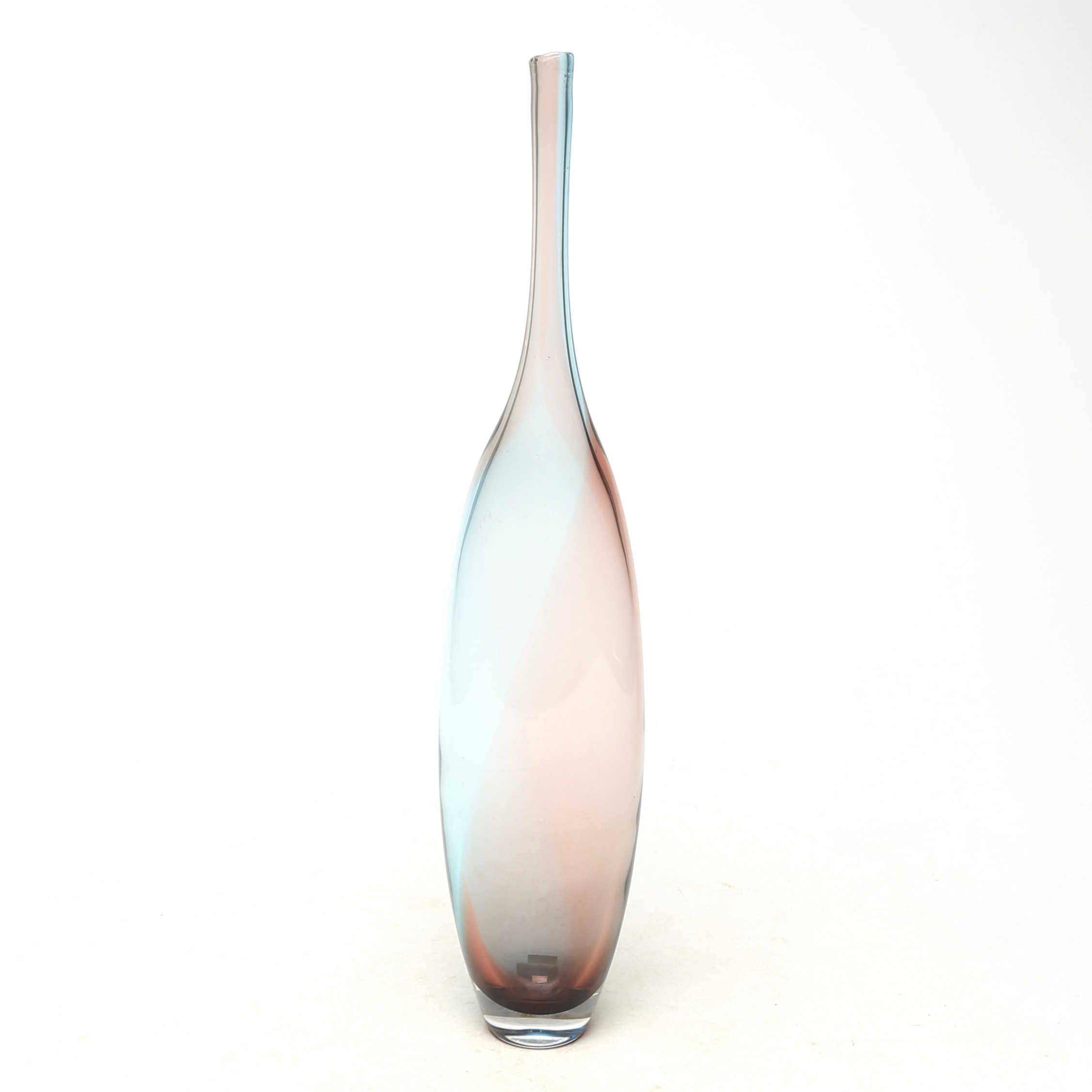 KJELL ENGMAN. VAS, glas, Kosta Boda, osignerad.