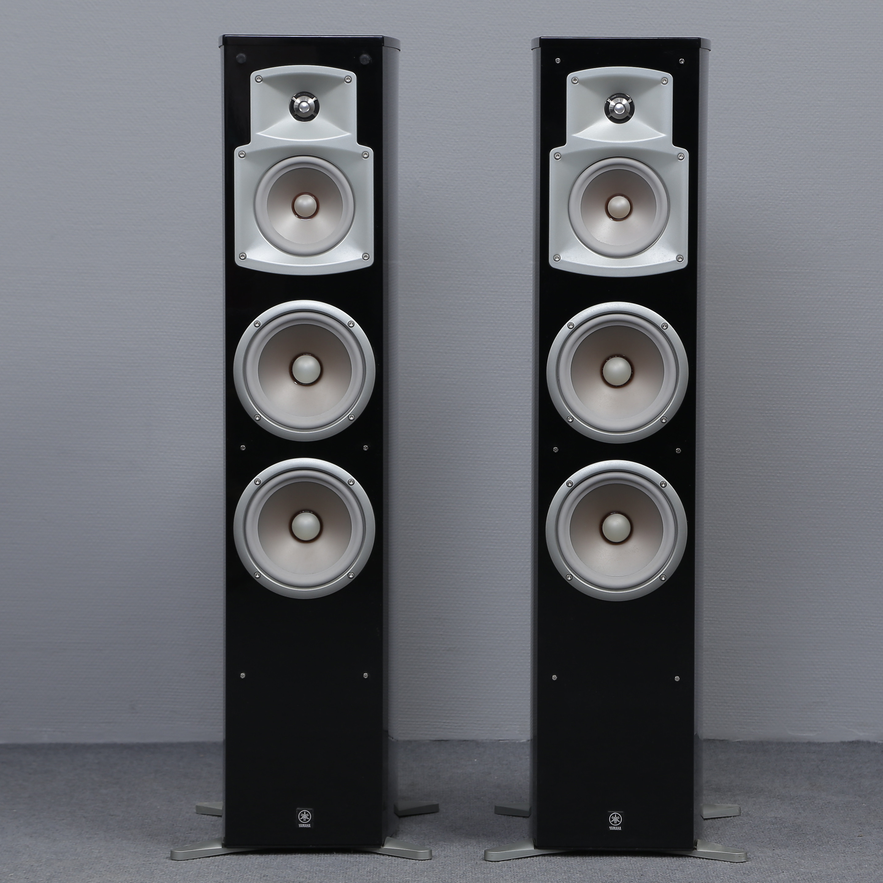 YAMAHA HI-FI NS-555 GOLVHÖGTALARE, NS-C444 CENTERHÖGTALARE, NS-333 SIDOHÖGTALARE/STATIVHÖGTALARE, SPECIALANPASSADE FÖR HEMMABIOSYSTEM, SAMTIDA.