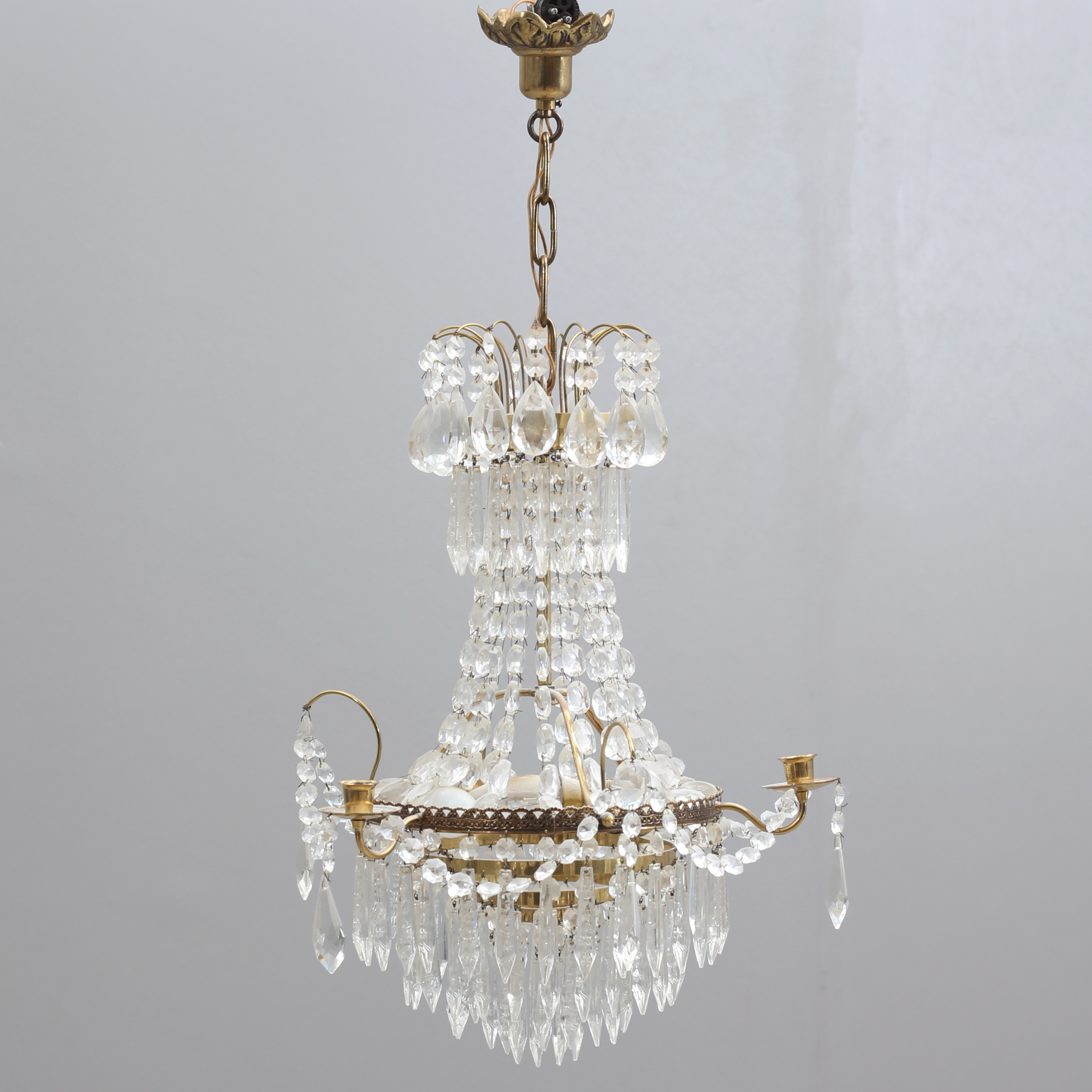 LJUSKRONA, mässing med prismor, gustaviansk stil, omkring 1900-talets mitt.