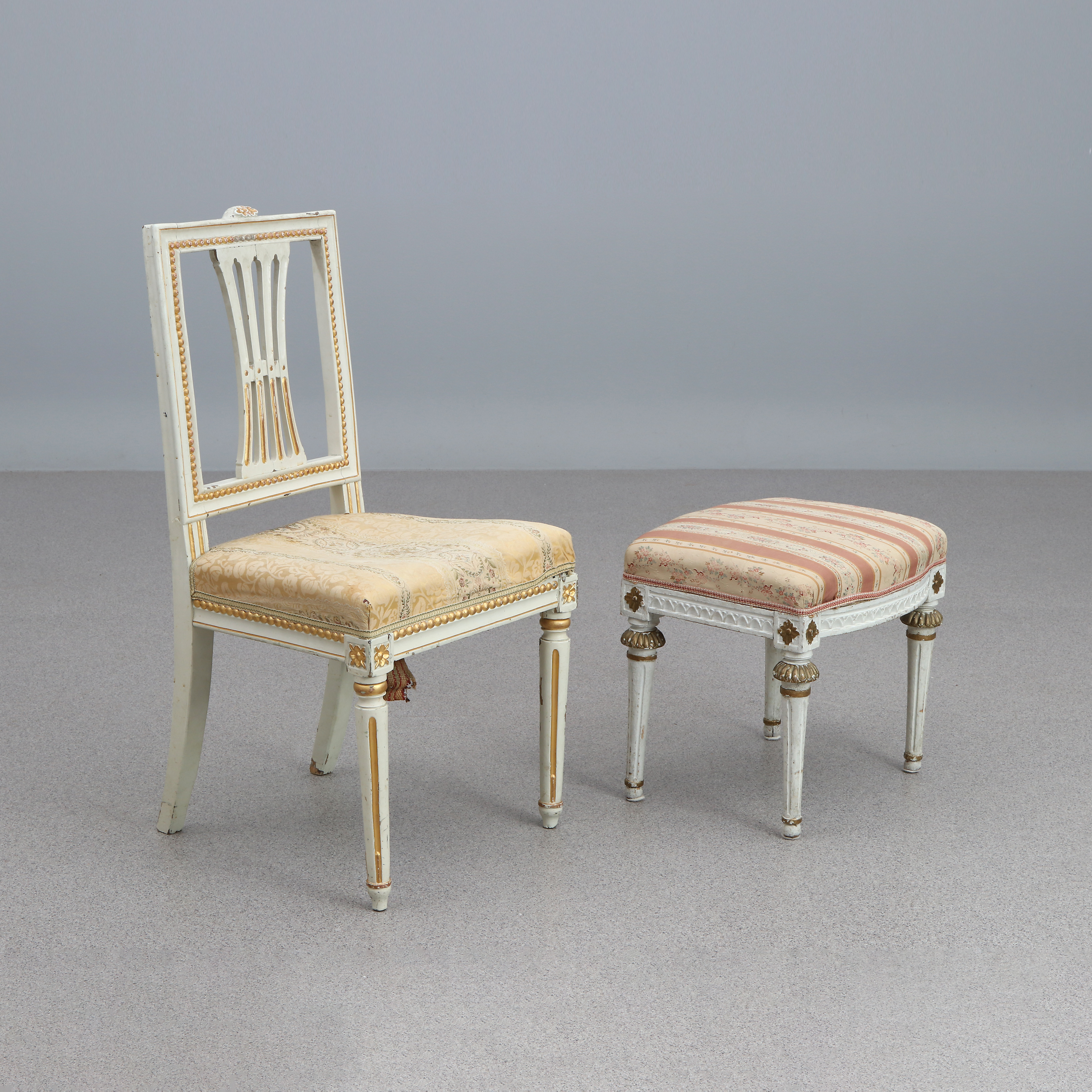 STOL OCH PALL. Skuret och bemålat trä. Gustaviansk stil, 1800-tal.