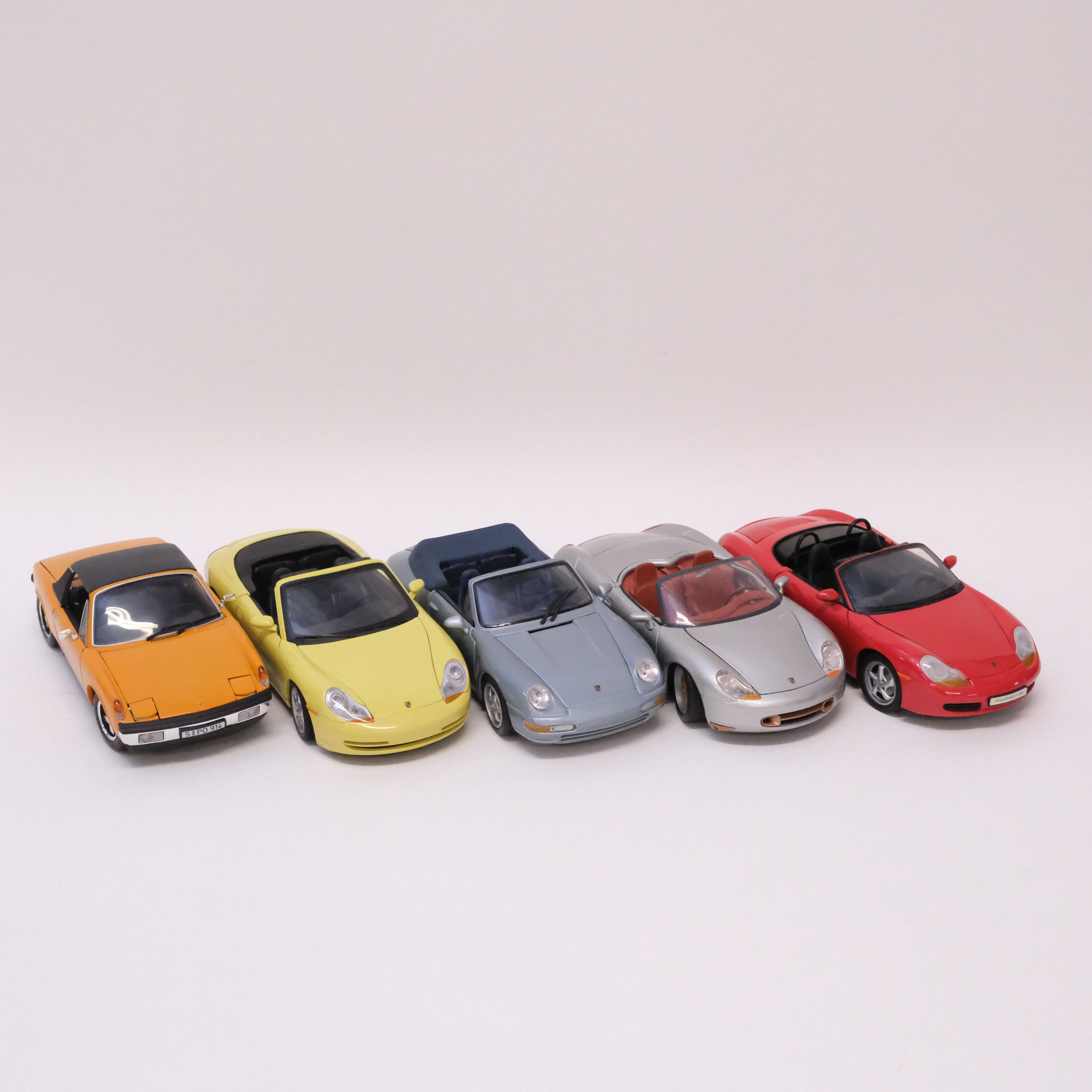 FEM MODELLBILAR, PORSCHE-FORDON. MAISTO, GATE, REVELL OCH UT MODELS. SKALA 1:18.