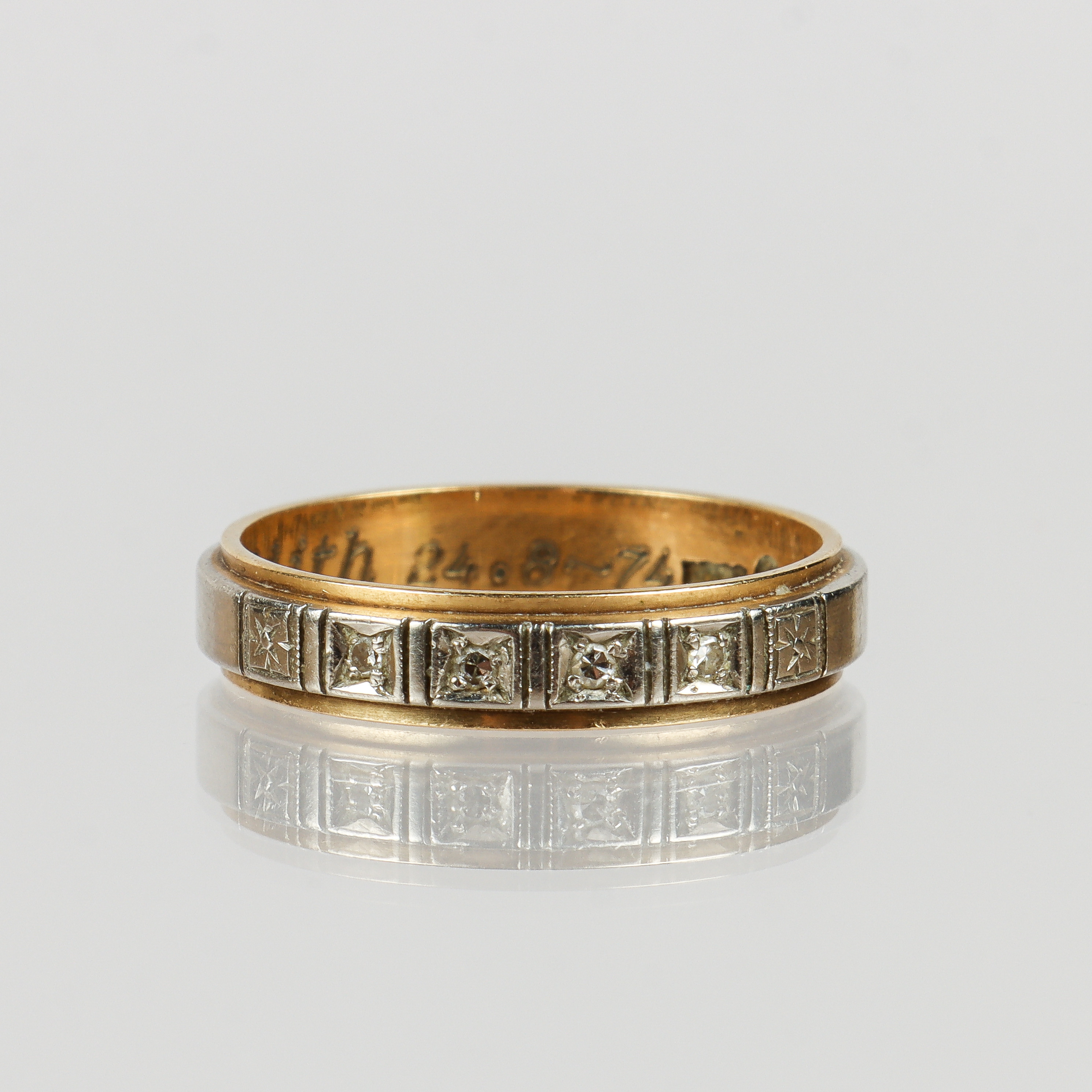 RING 18k guld med 4 små briljanter.
