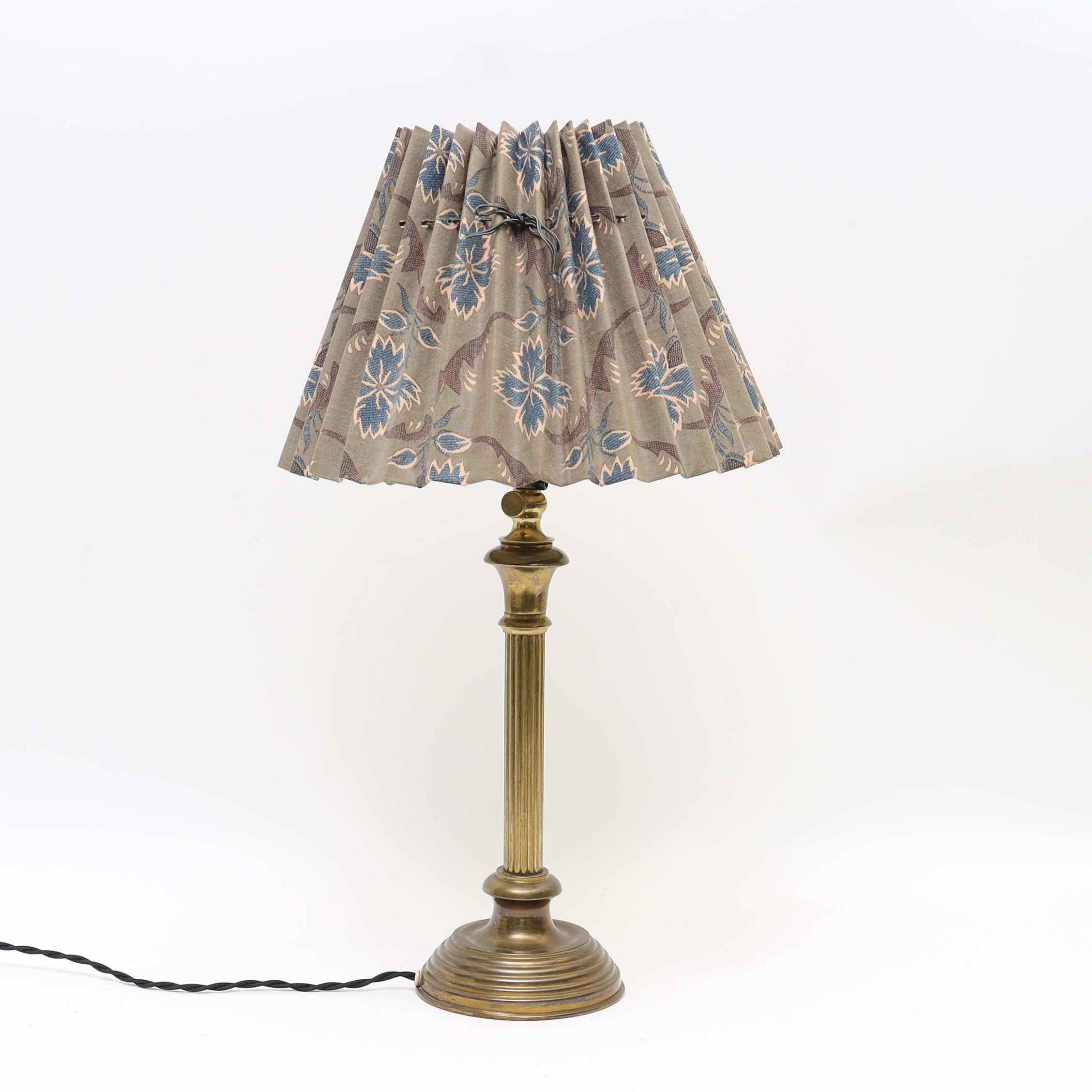 BORDSLAMPA, 1900-talets första del, stomme i mässing, textil skärm.