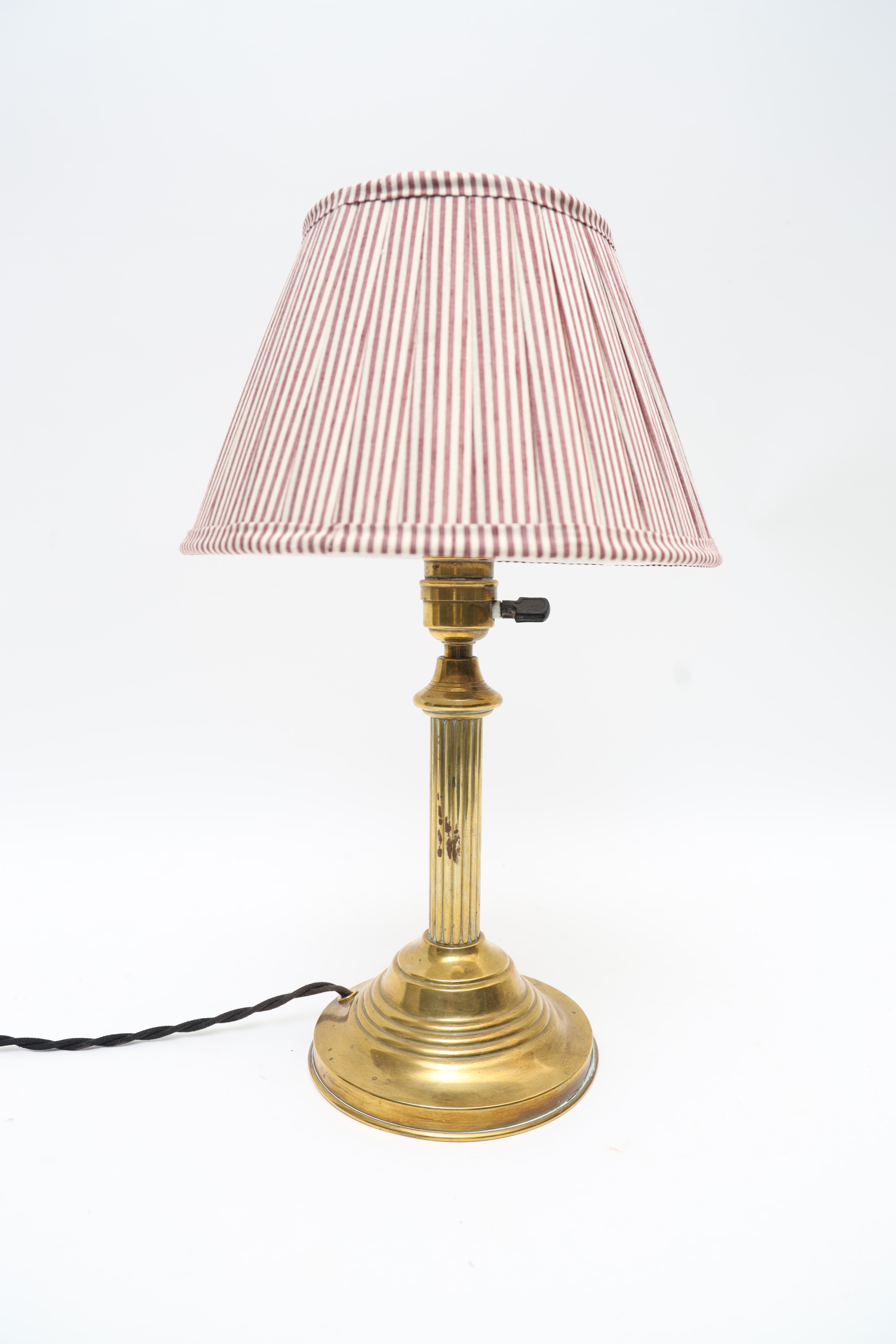 BORDSLAMPA, tidigt 1900-tal, stomme i mässing, textil skärm.