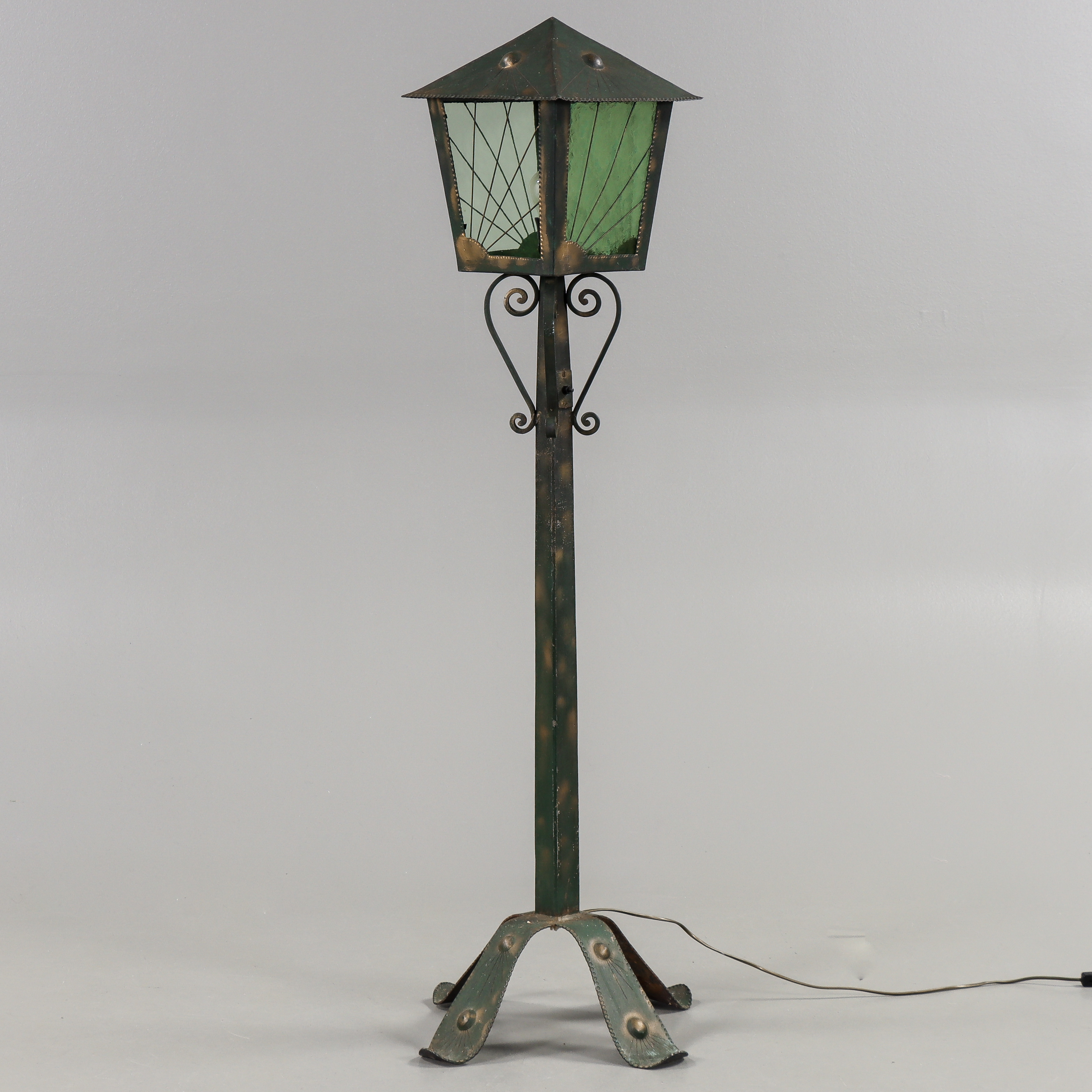 GOLVLAMPA / LYKTA Plåt och smide, 1900-talets mitt.