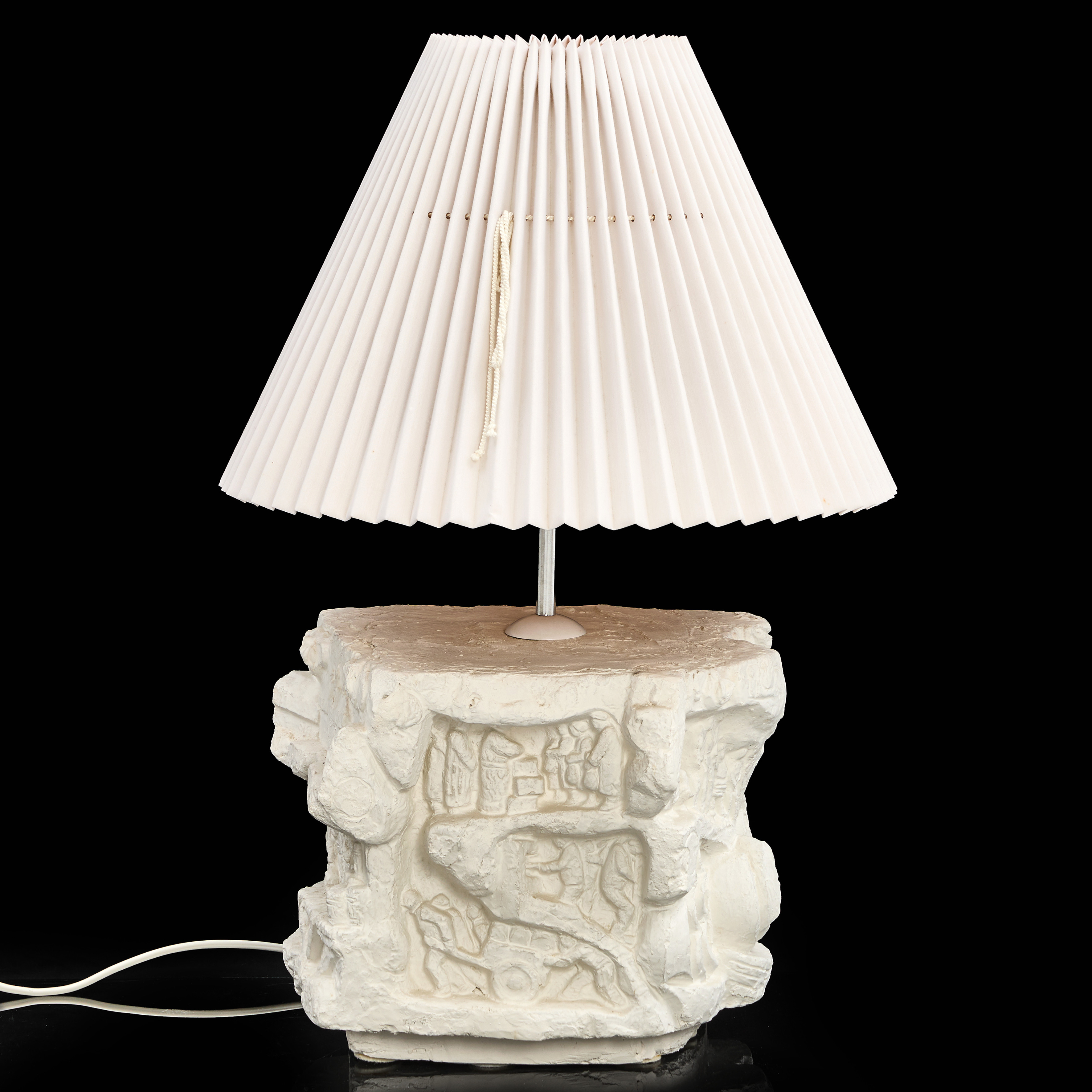 BORDSLAMPA, 1900-talets mitt, Skulptural fot i gips med reliefdekor av industriarbetare (möjligen Edvin Öhrström).
