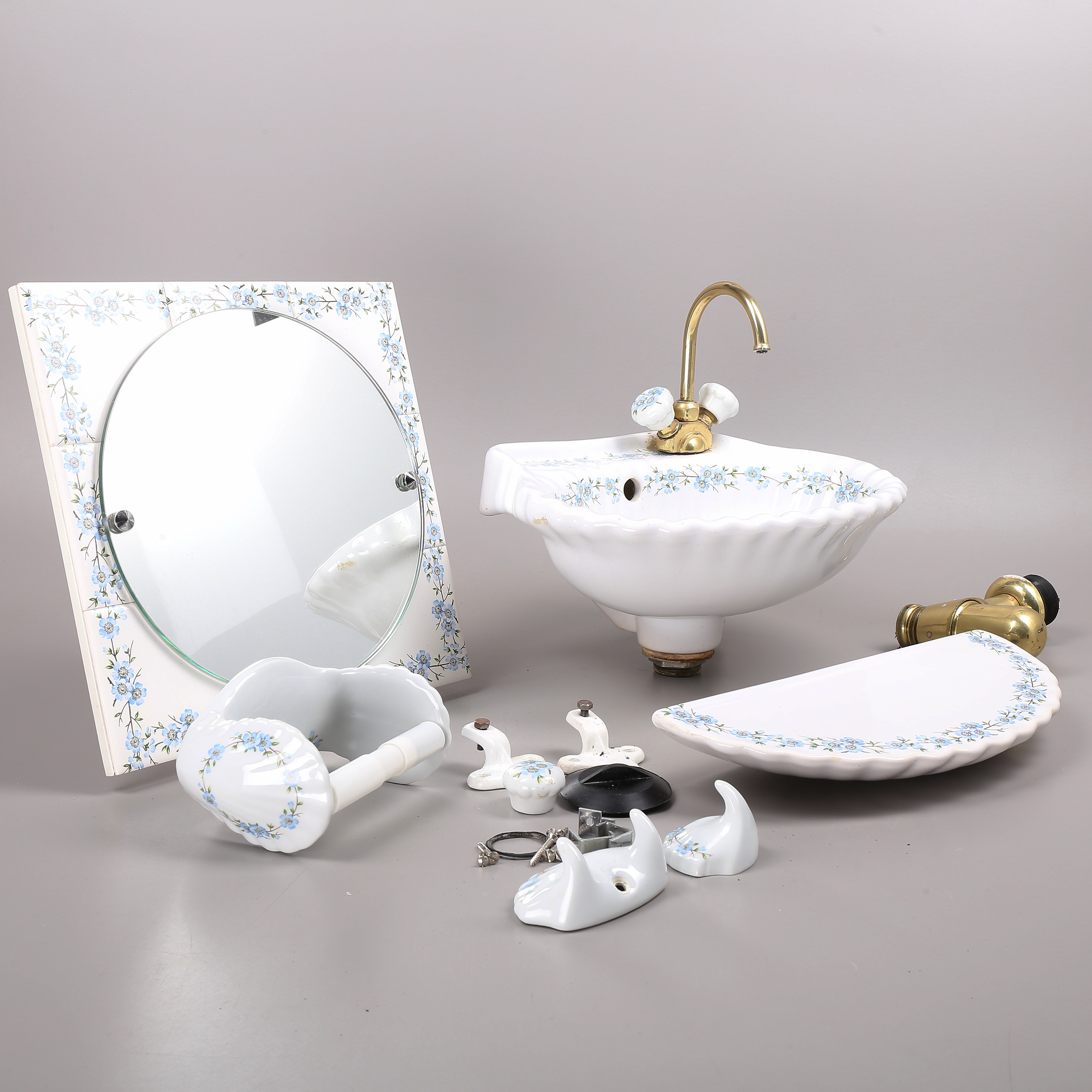 BADRUMSINREDNING, porslin, Porcelaine de Paris, Frankrike, 1900-talets andra hälft.