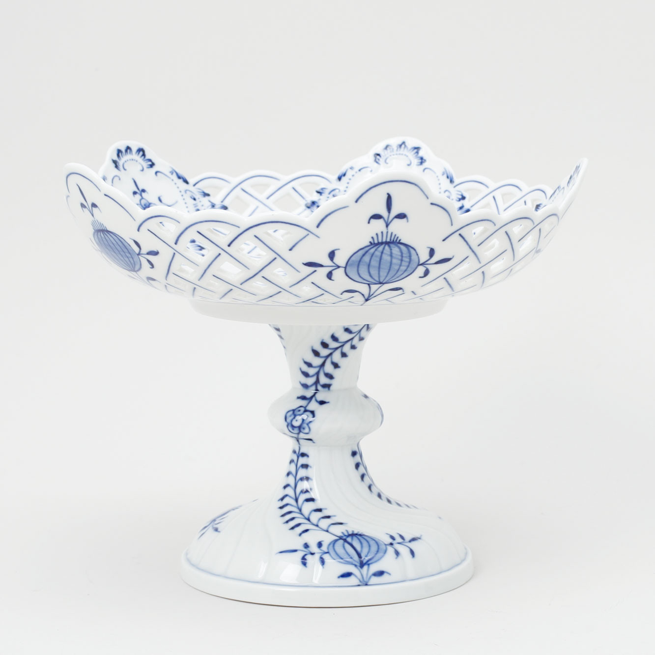 SKÅL på fot "Lökmönstret", porslin, Meissen.