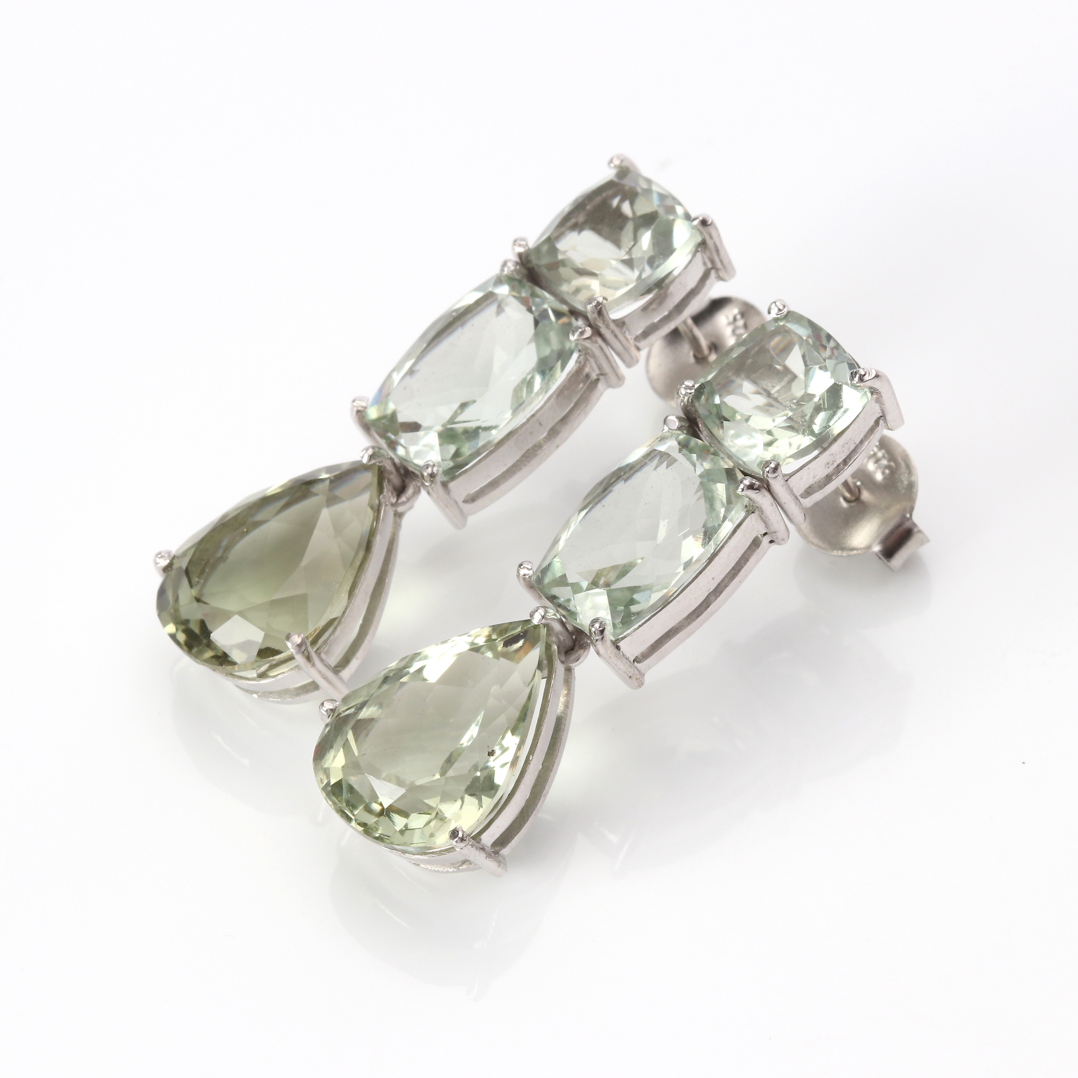 ÖRHÄNGEN, ETT PAR. Sterlingsilver med fasetterad grön kvarts.