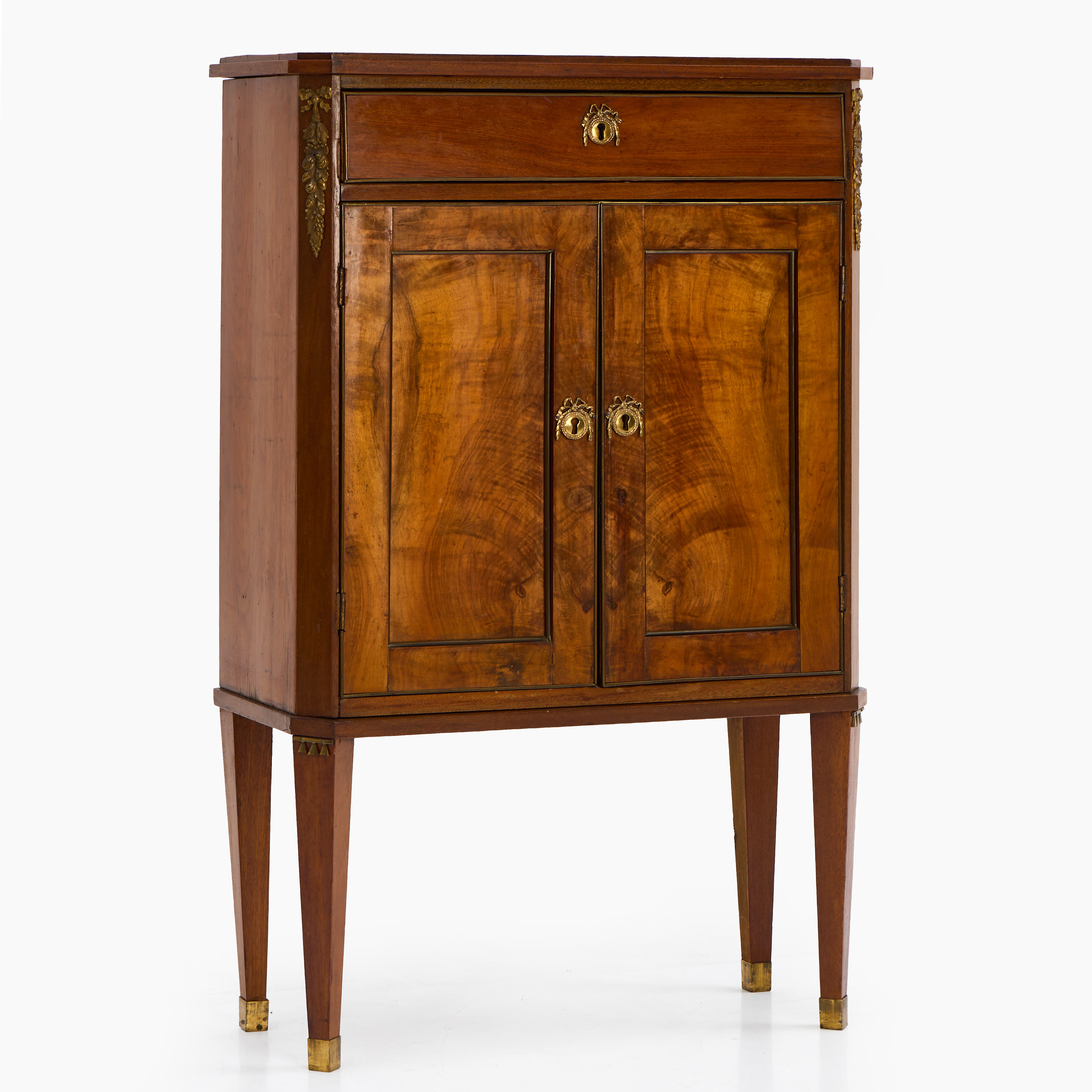 SKÅP, sengustaviansk stil, 1800-tal, fanerat i mahogny, mässingsbeslag.